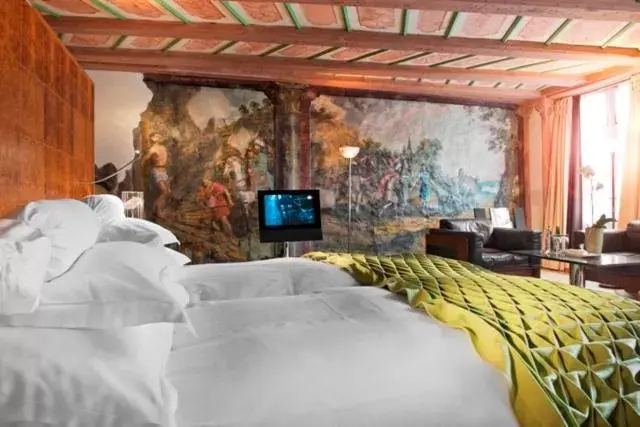 TV and multimedia, Bed in Widder Hotel - Zurichs luxury hideaway