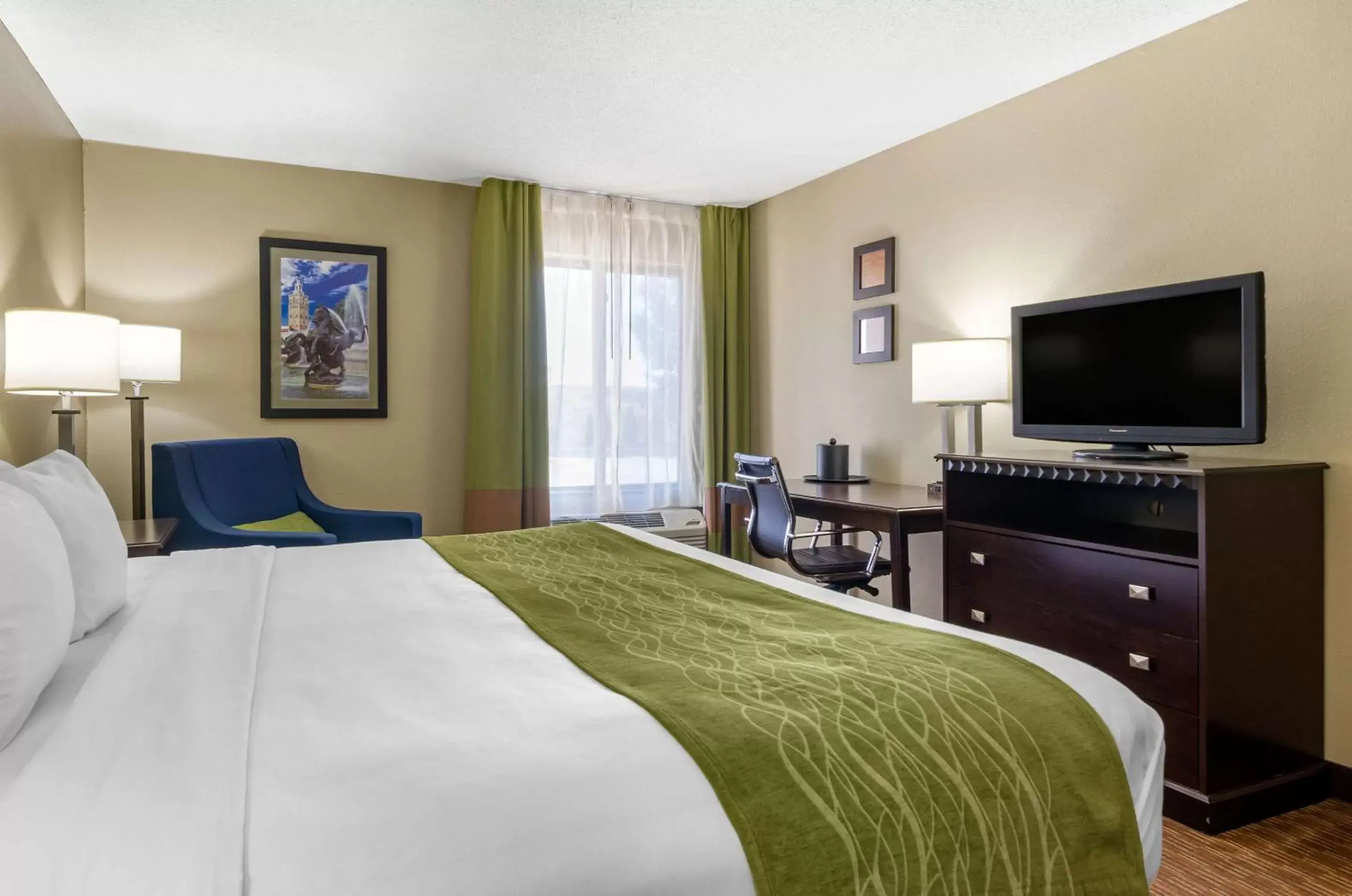 Bedroom, Bed in Comfort Inn & Suites Near Worlds of Fun