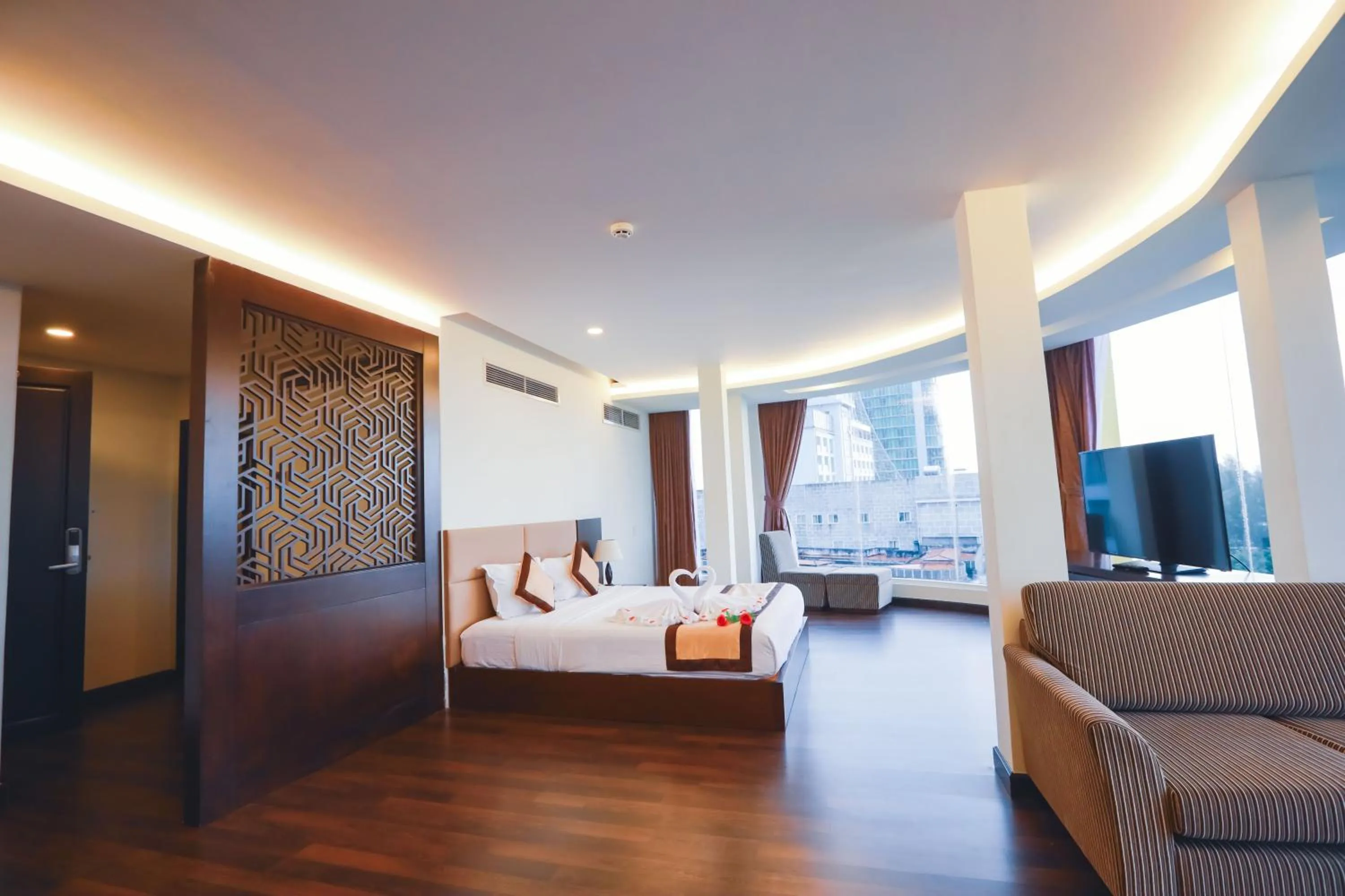 Bedroom, Bed in International Hotel