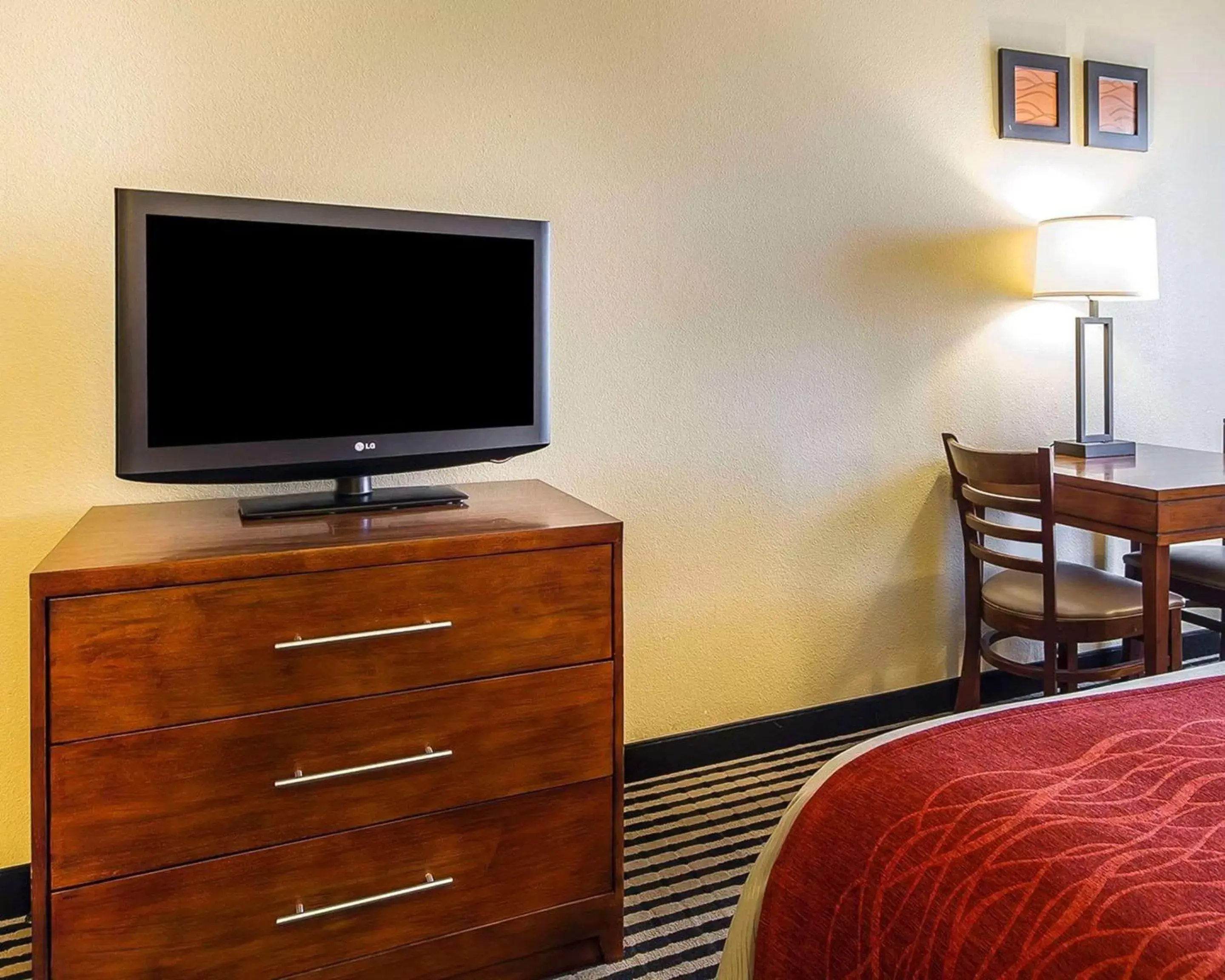 Photo of the whole room, TV/Entertainment Center in Comfort Inn Owatonna near Medical Center