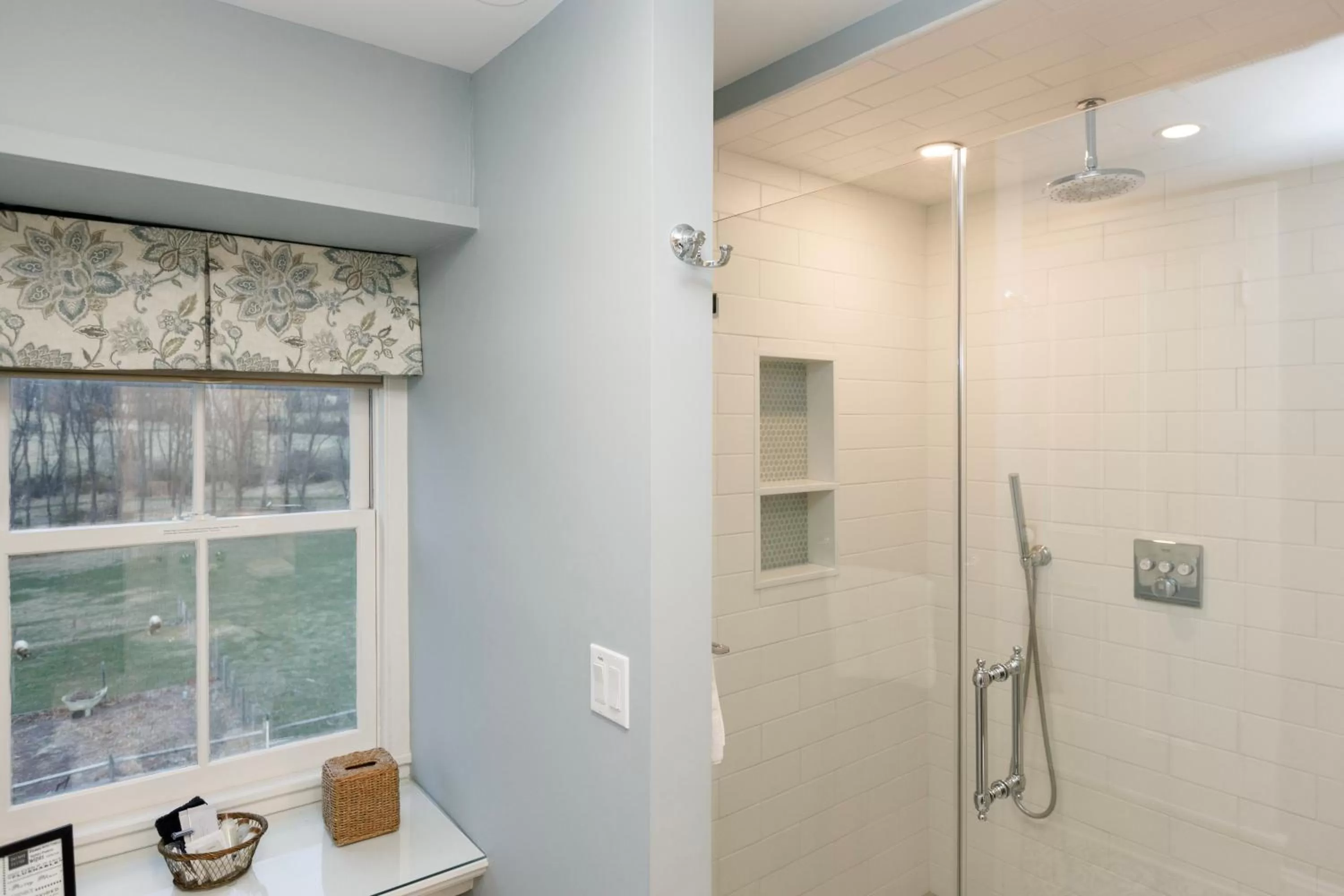 Shower in Woolverton Inn