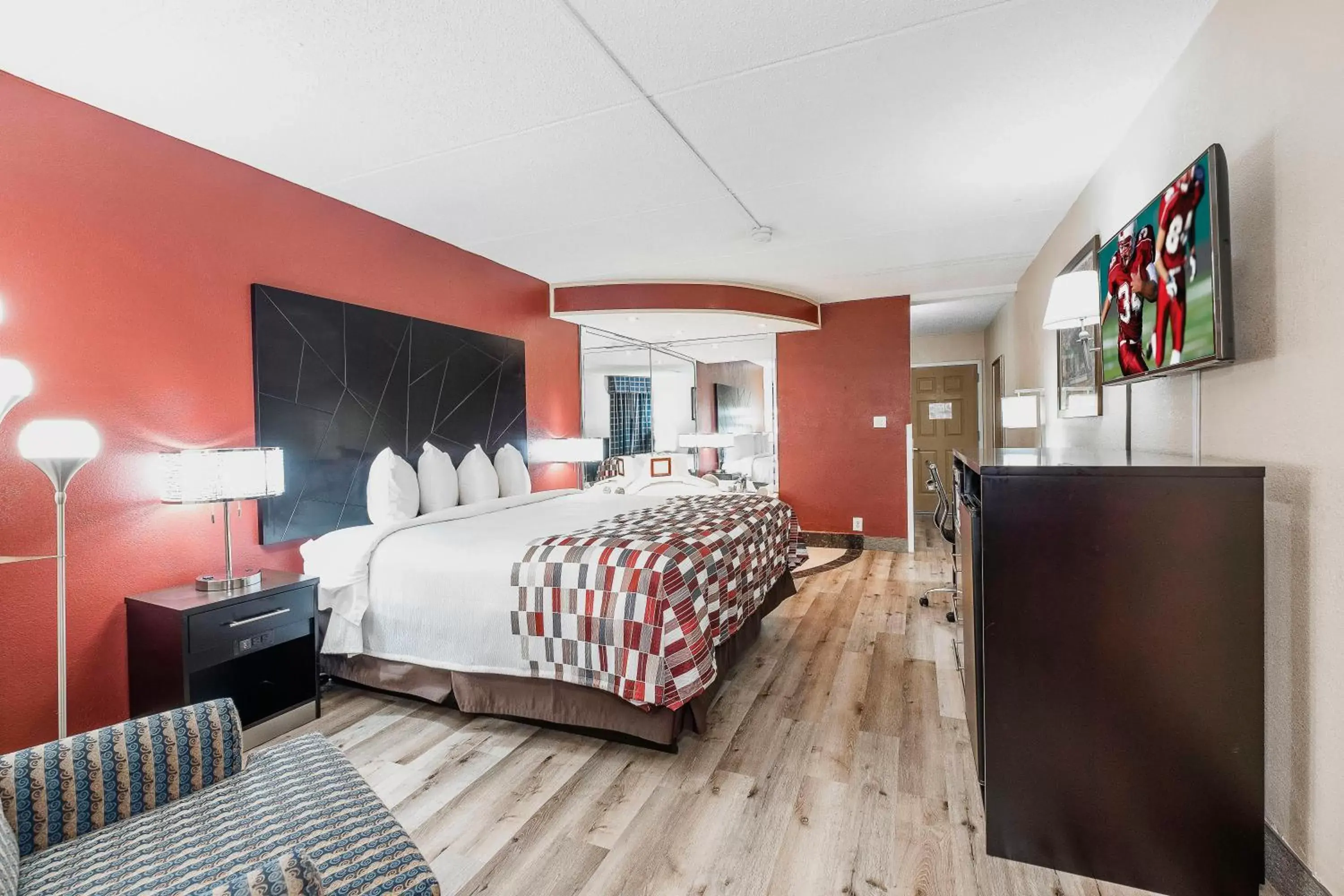 Bedroom, Bed in Red Roof Inn & Suites Macon