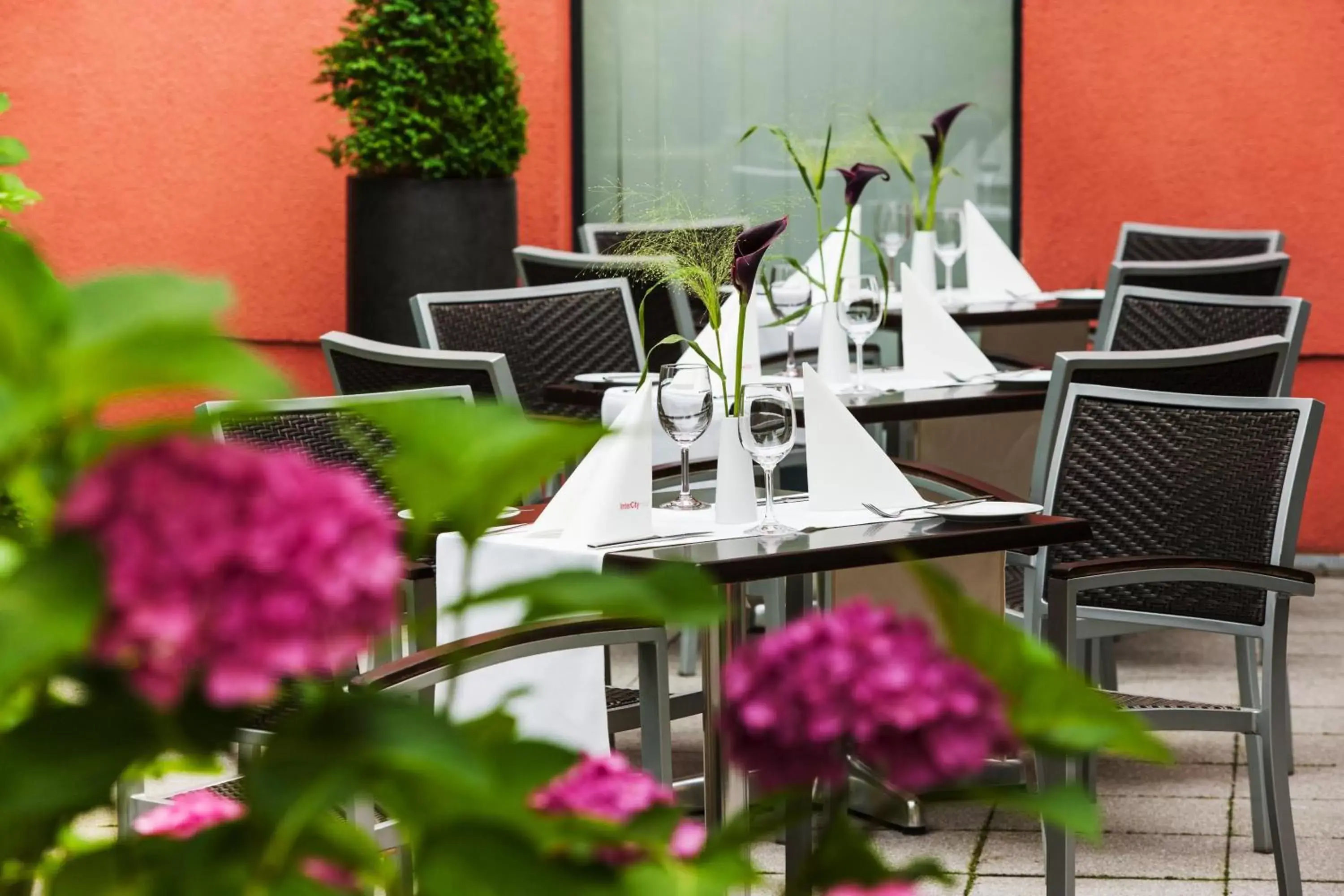 Balcony/Terrace, Restaurant/Places to Eat in IntercityHotel Essen