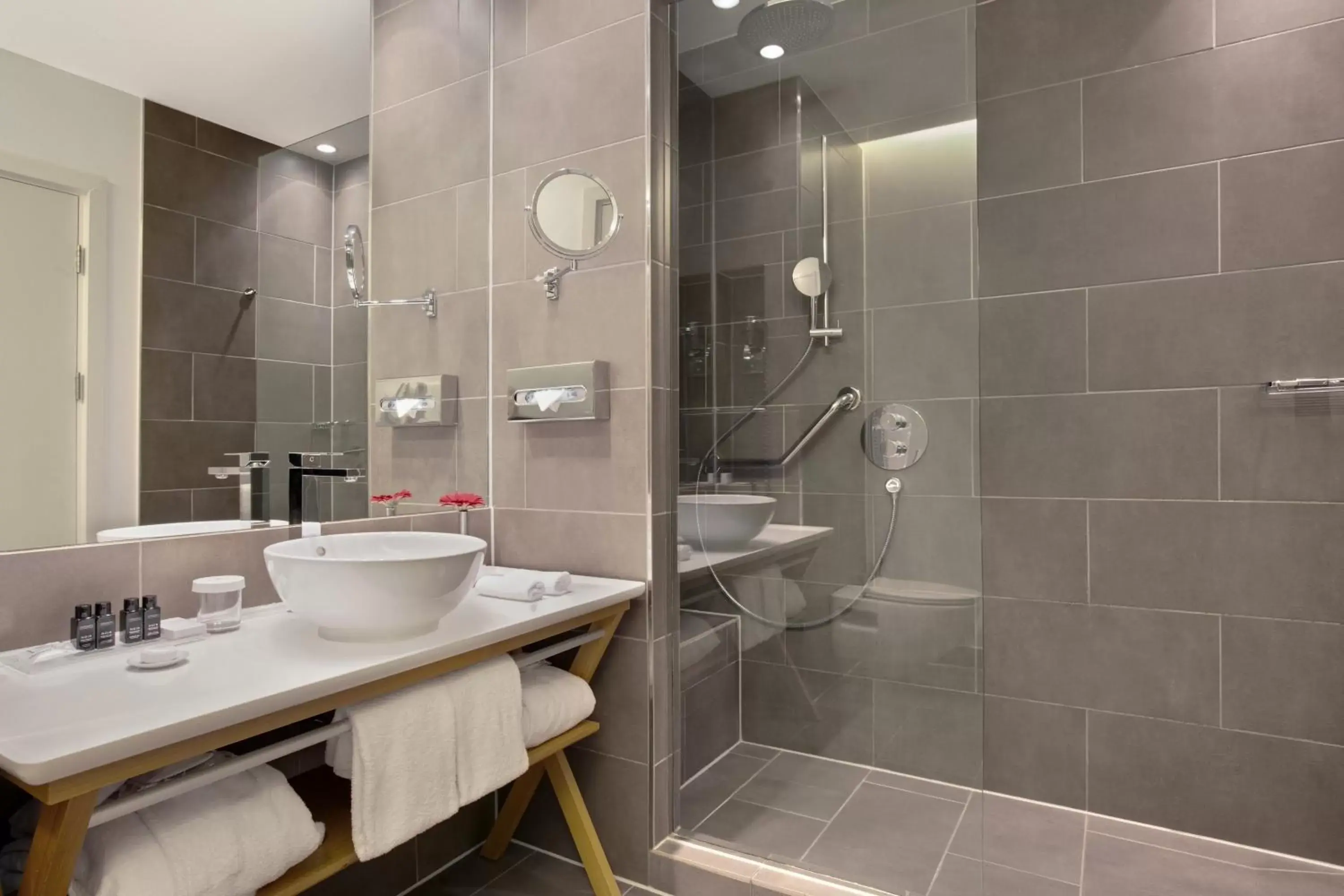 Photo of the whole room, Bathroom in Crowne Plaza Berlin - Potsdamer Platz, an IHG Hotel