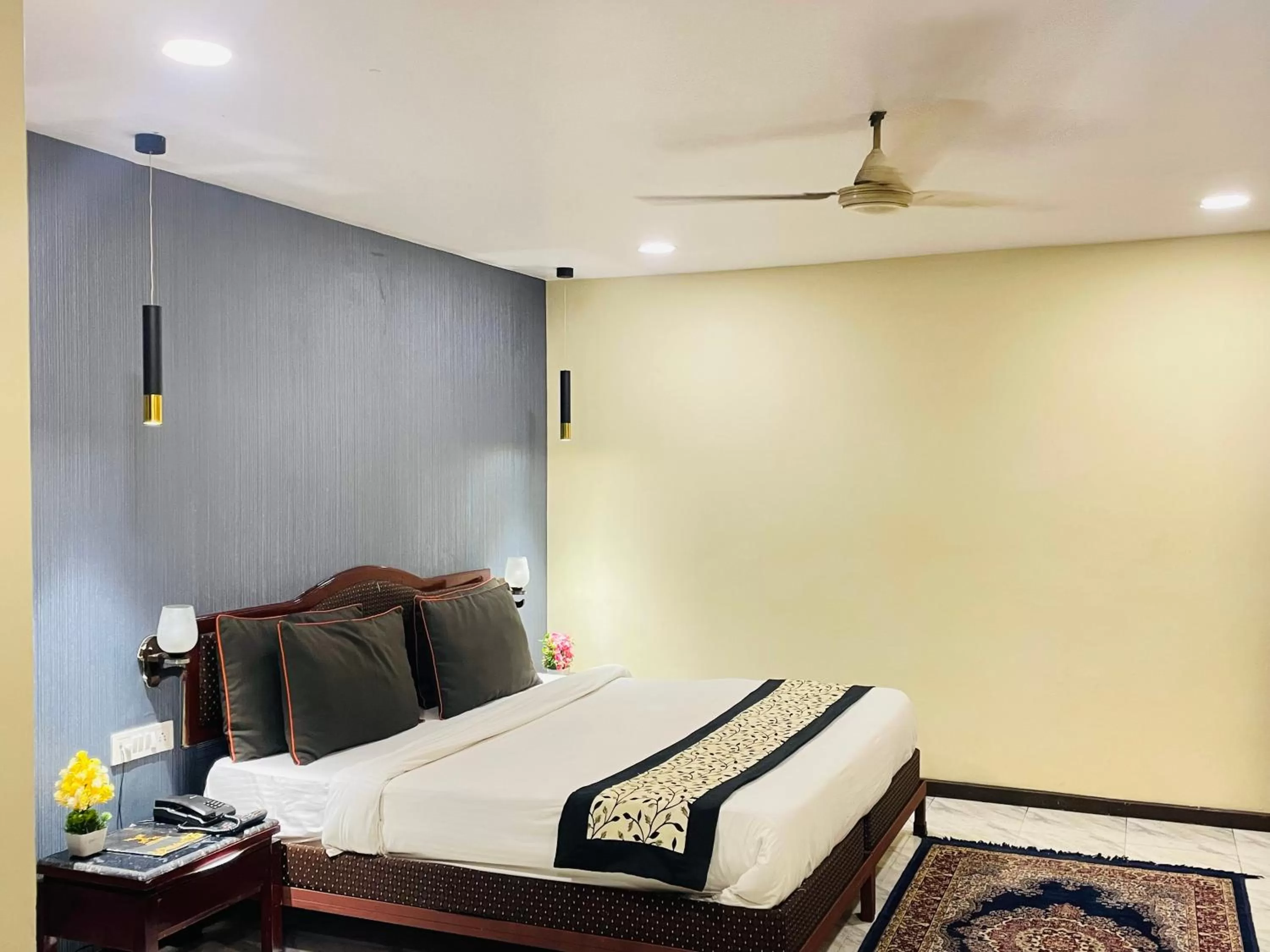 Bed in THE ROYAL PRESIDENCY INN