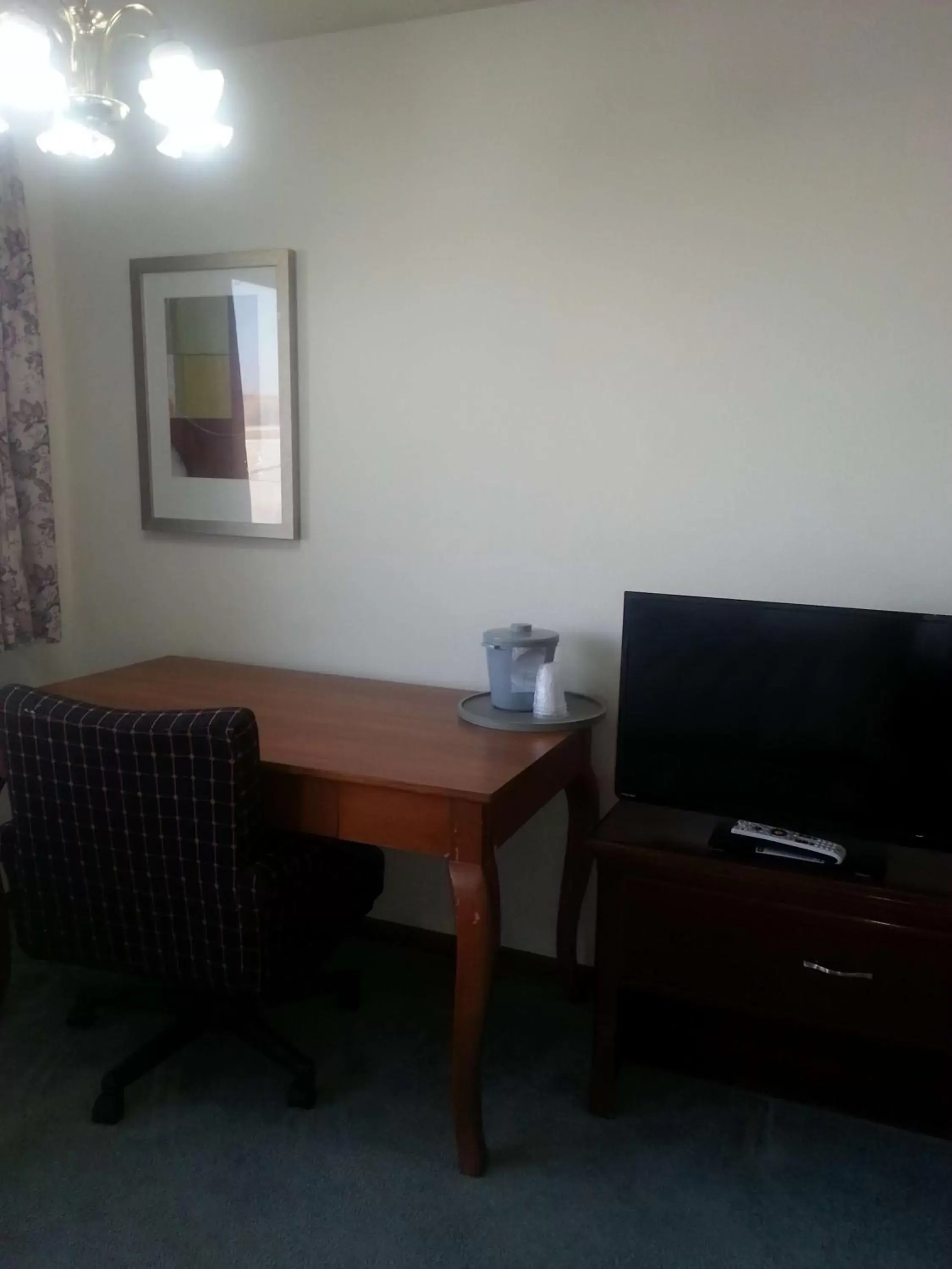 Photo of the whole room, TV/Entertainment Center in Harlan Inn and Suites