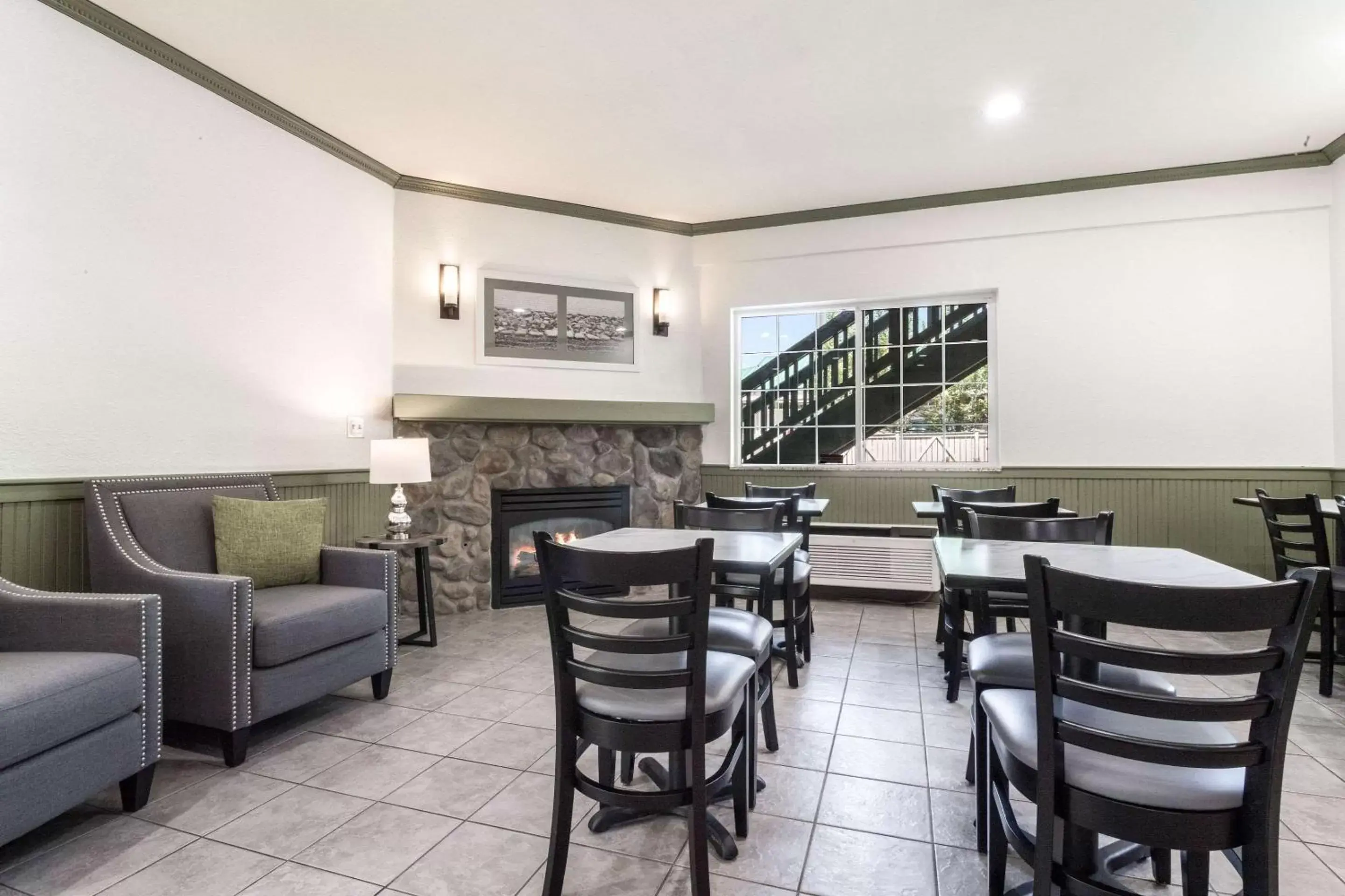 Lobby or reception, Restaurant/Places to Eat in Quality Inn & Suites Bainbridge Island