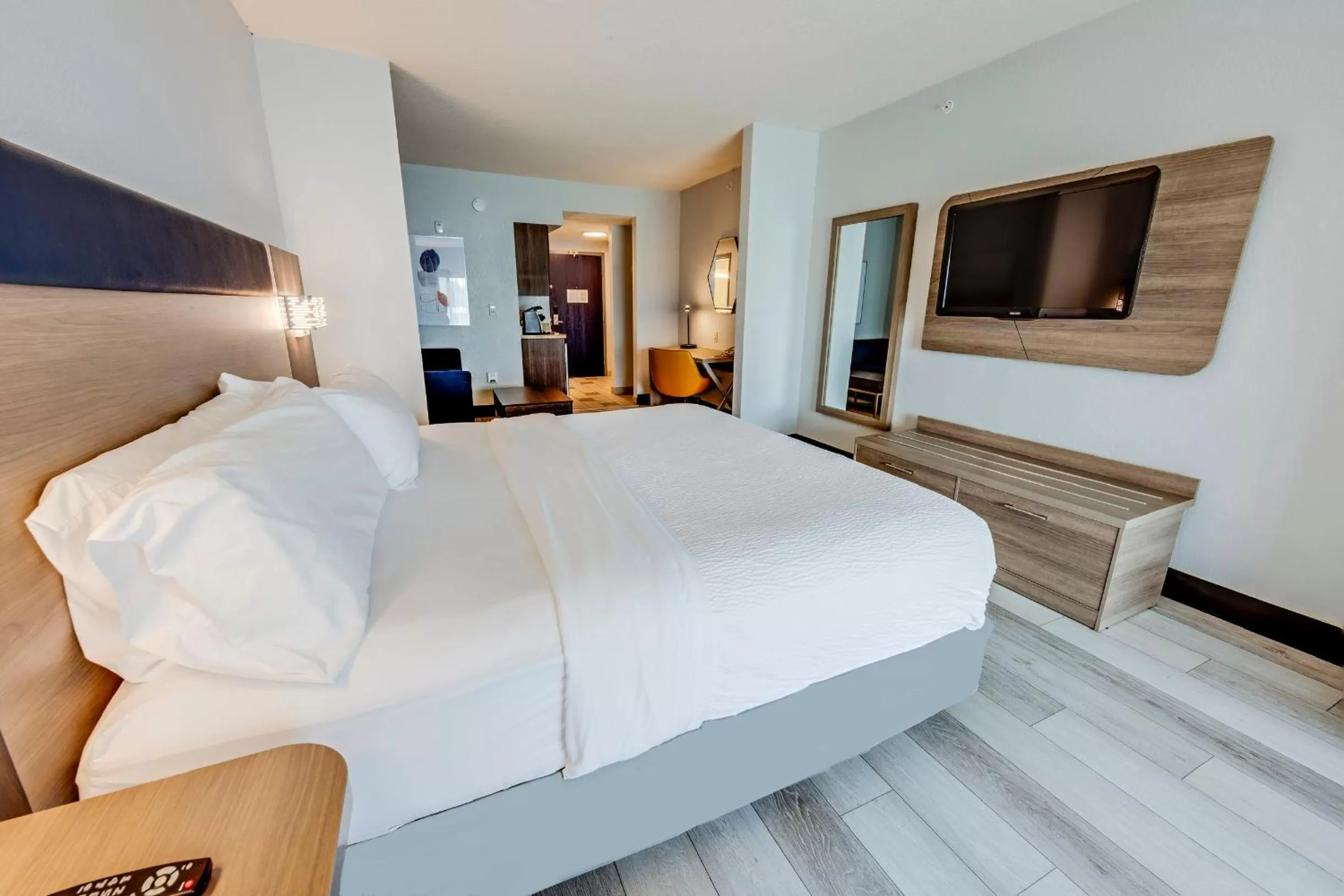 Bed in Holiday Inn Express Hotel & Suites Ohio State University- OSU Medical Center by IHG