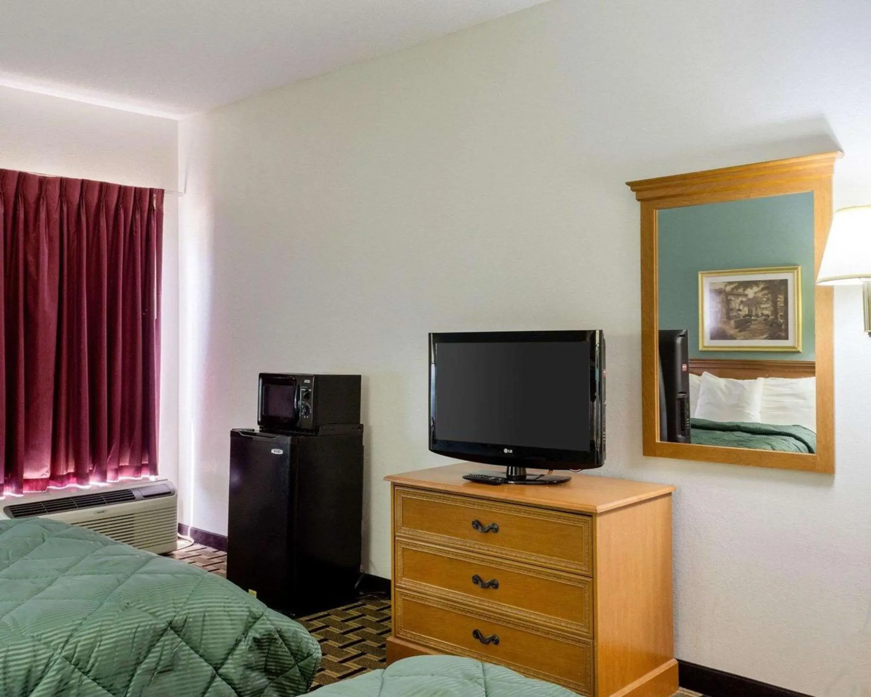 Photo of the whole room, TV/Entertainment Center in Quality Inn Magee