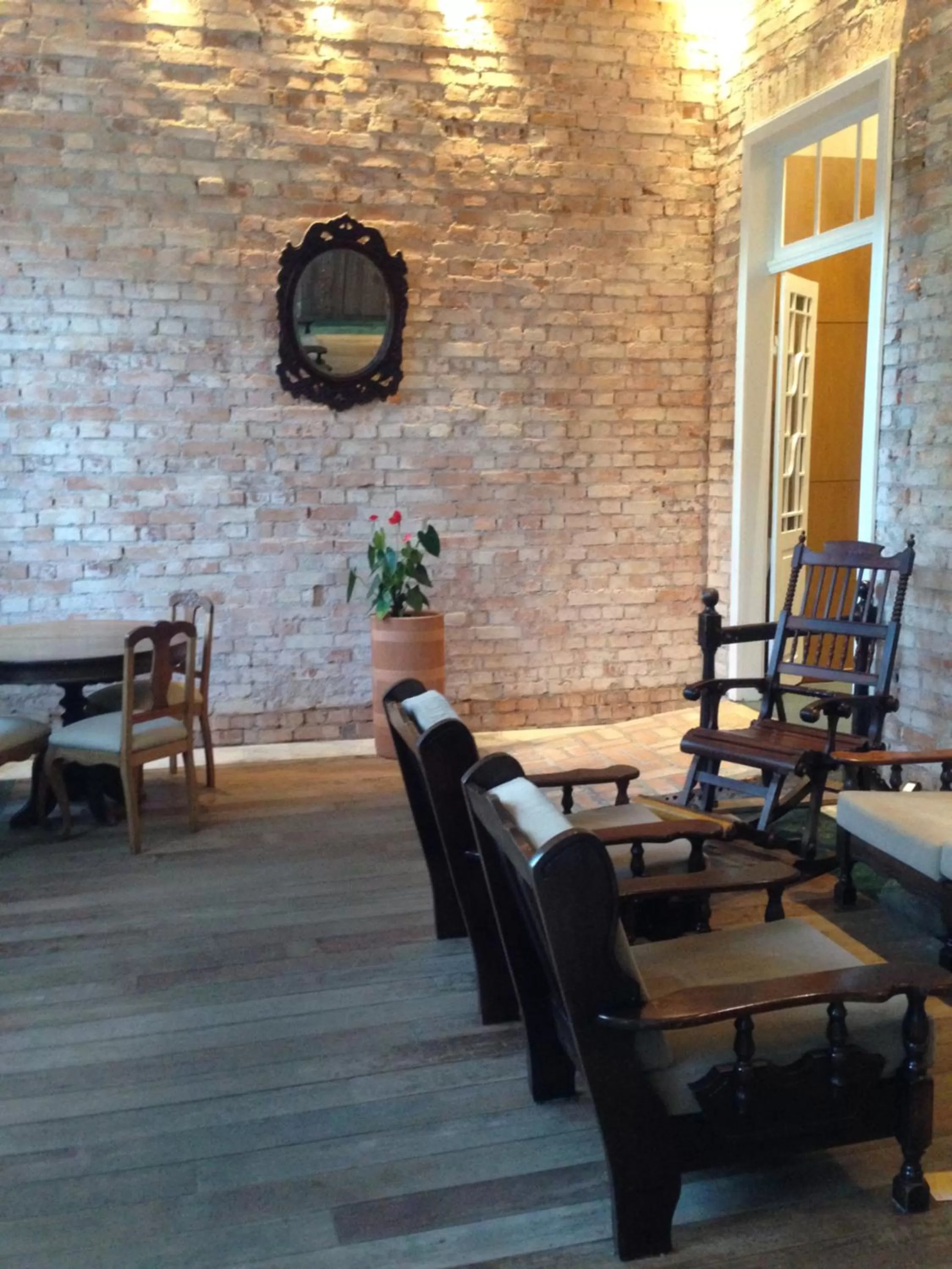 Communal lounge/ TV room in Central Palace Hotel