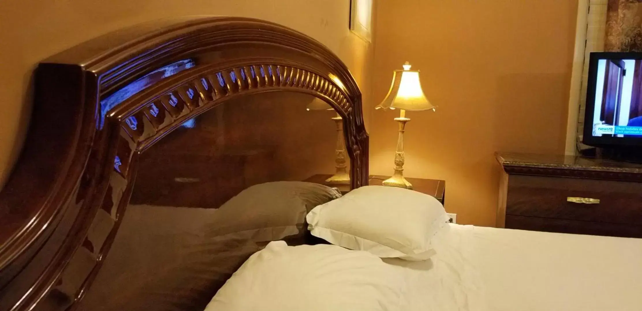 Bed in Sea Haven Resort Motel