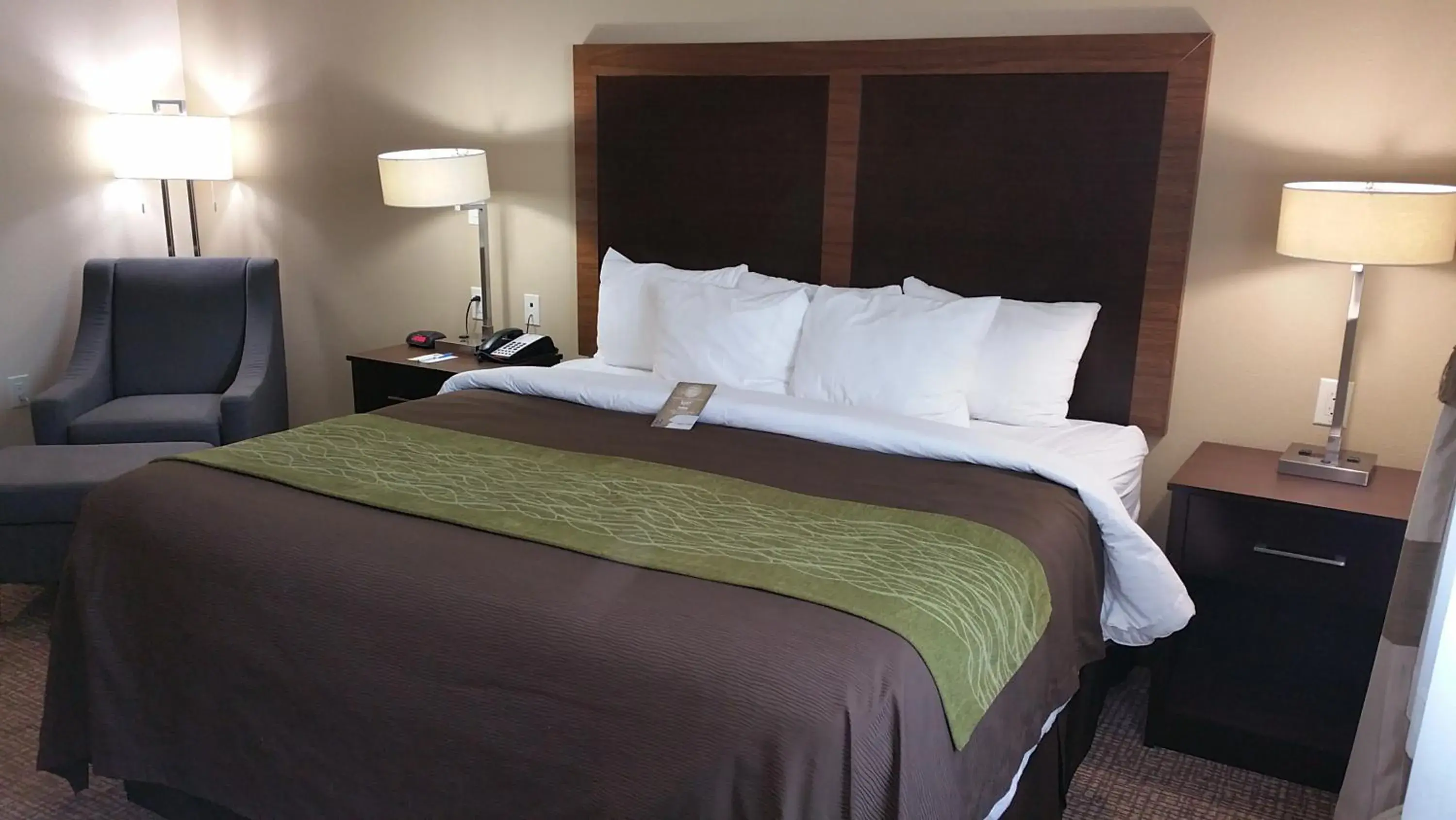 Bed in Comfort Inn & Suites Lakeside