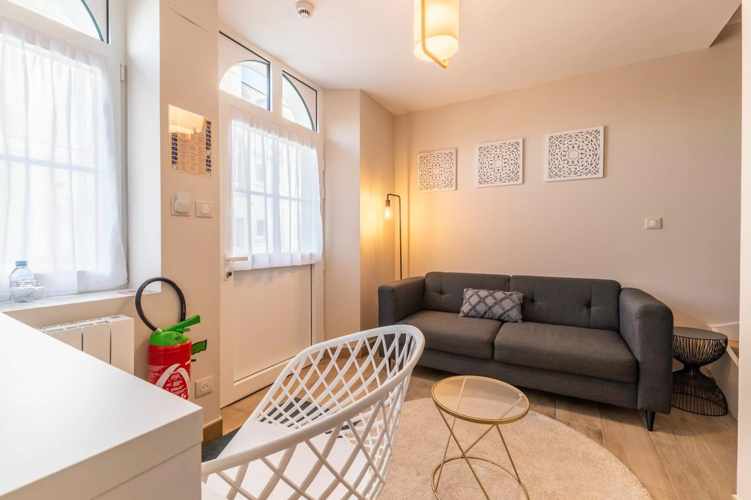 Night, Seating Area in Hôtel Échappée en Baie - Parking privé gratuit