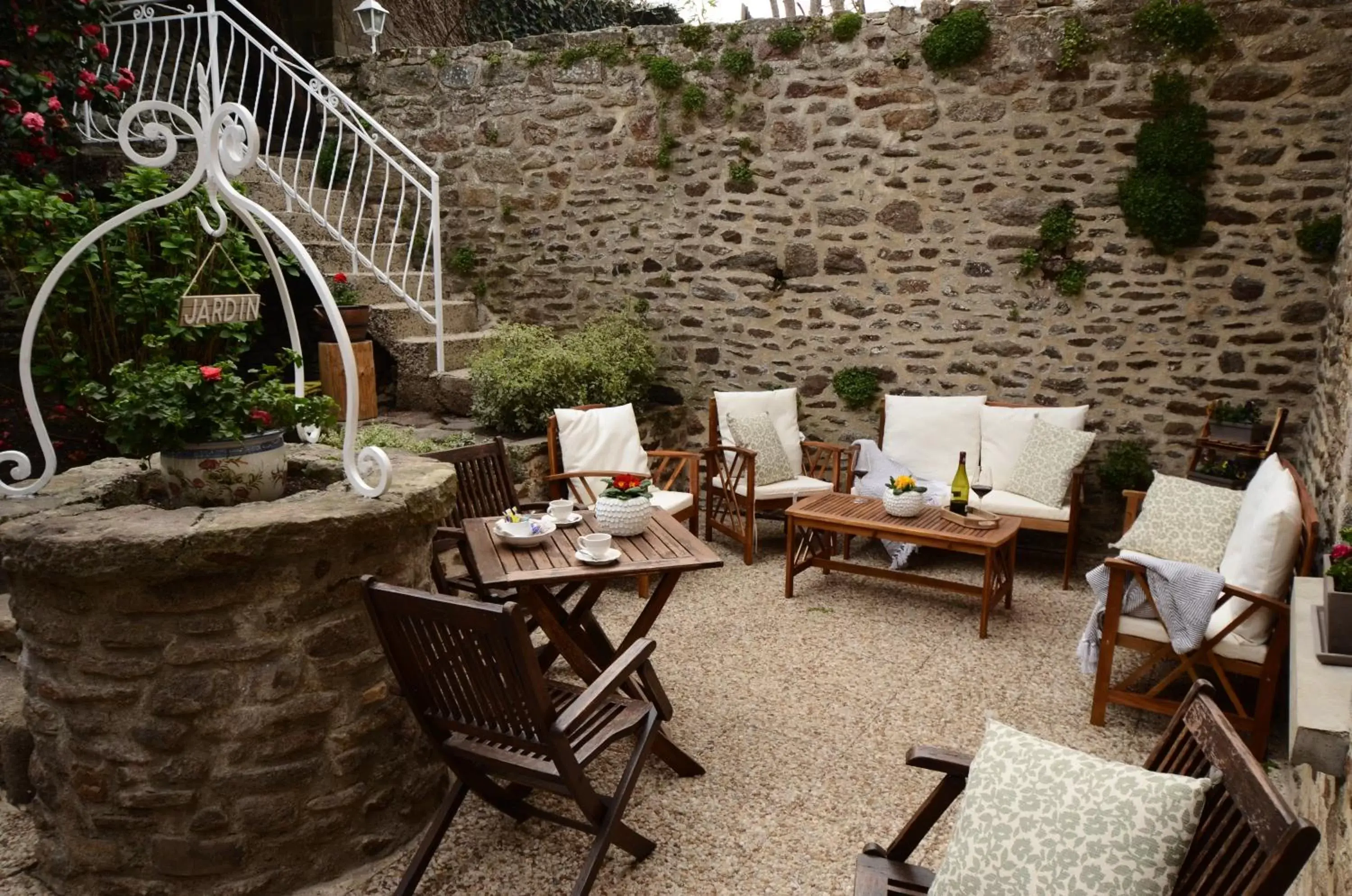 Patio in Hotel De La Porte Saint-Malo