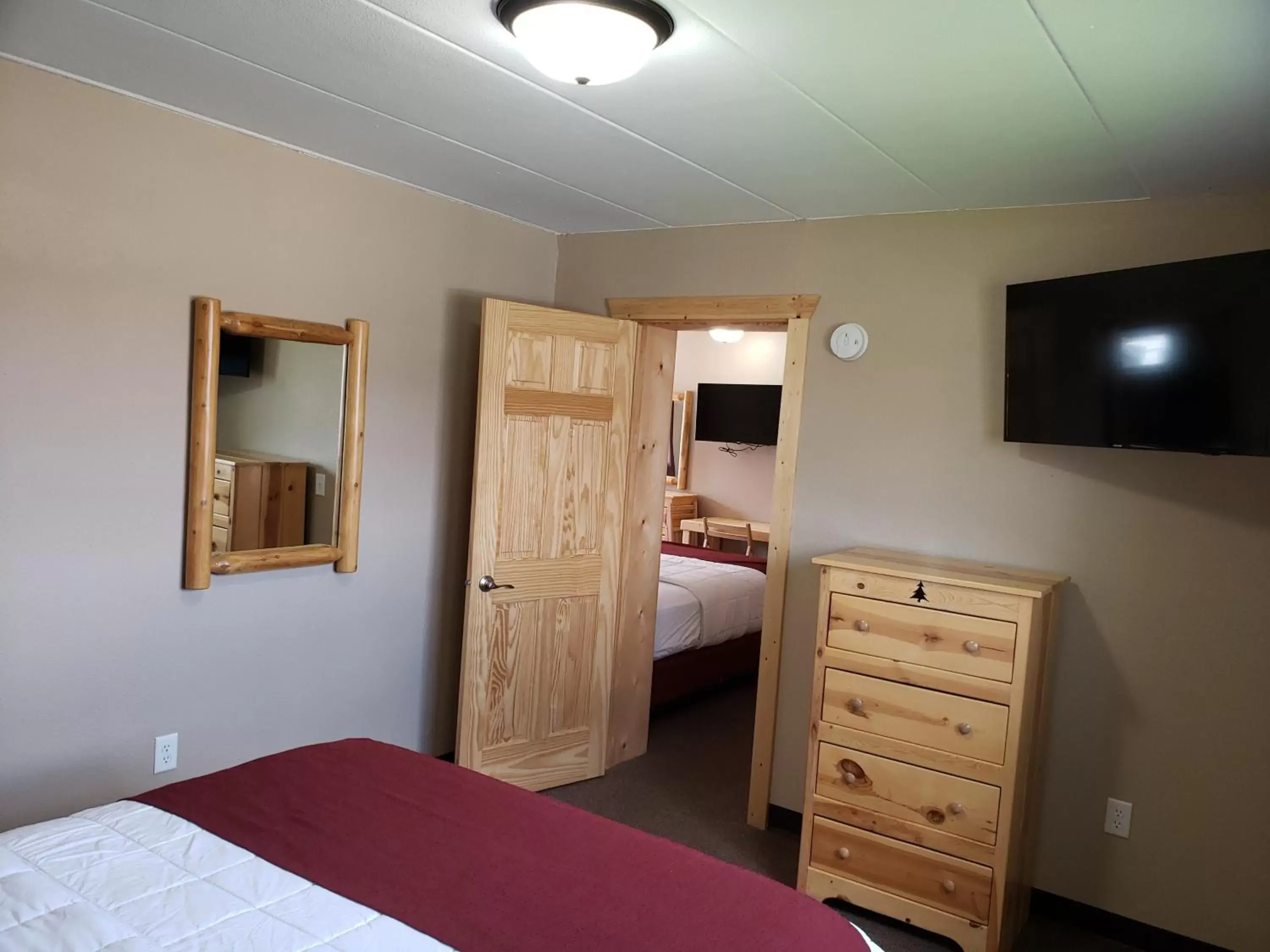 Bedroom, TV/Entertainment Center in Woodside Dells Hotel & Suites