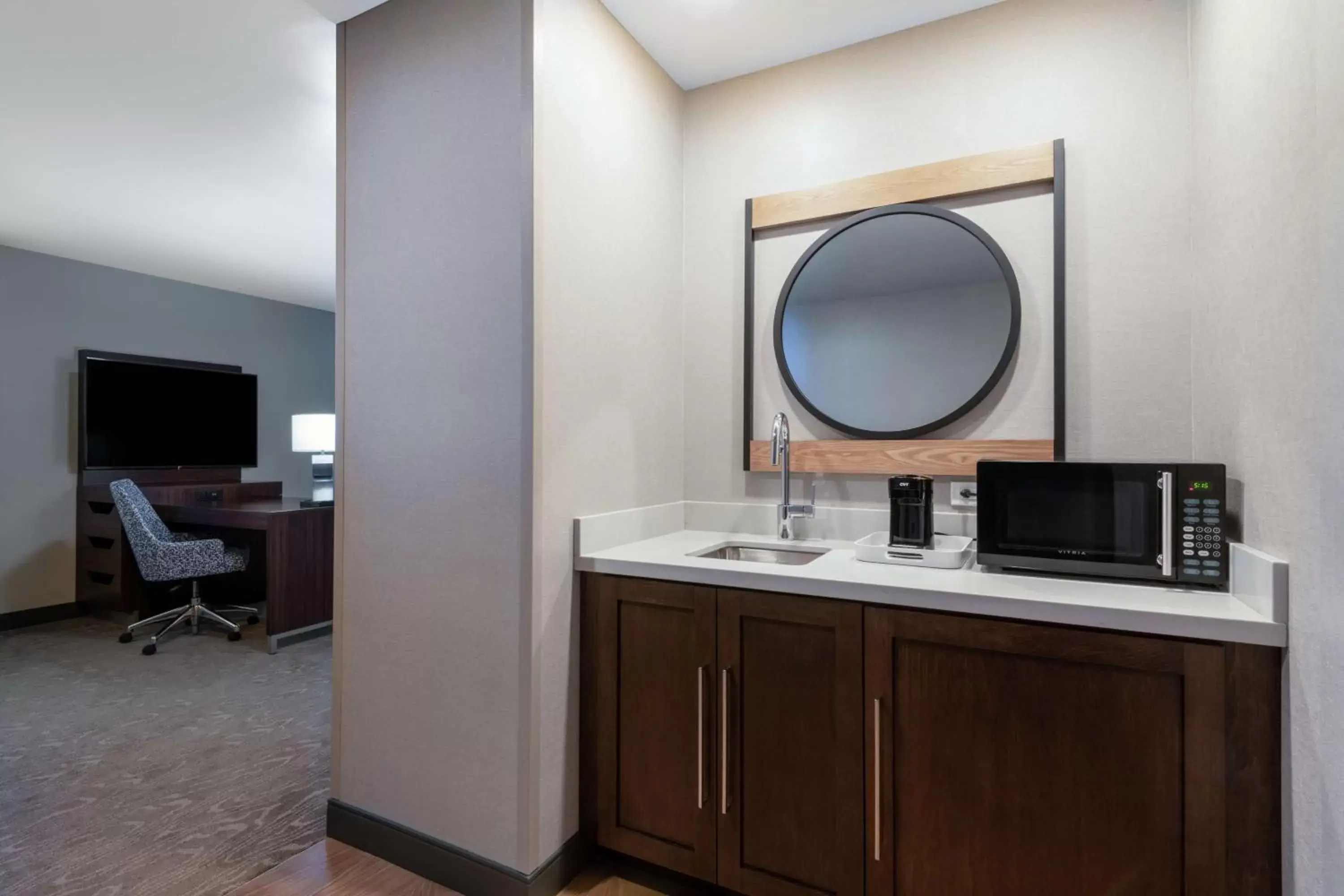 Bedroom, TV/Entertainment Center in Hampton Inn & Suites Fort Wayne Downtown