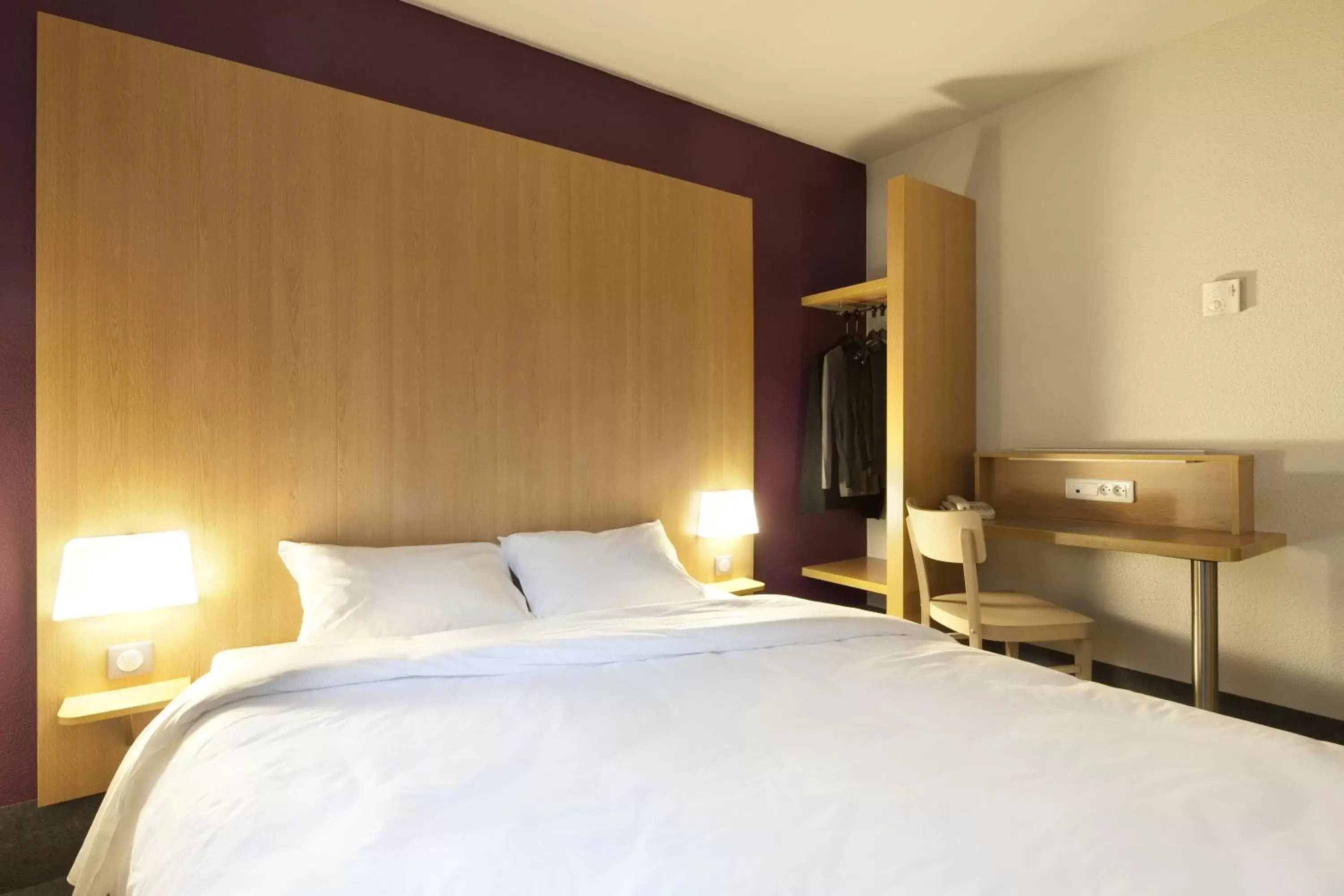Photo of the whole room, Bed in B&B HOTEL Niort Marais Poitevin