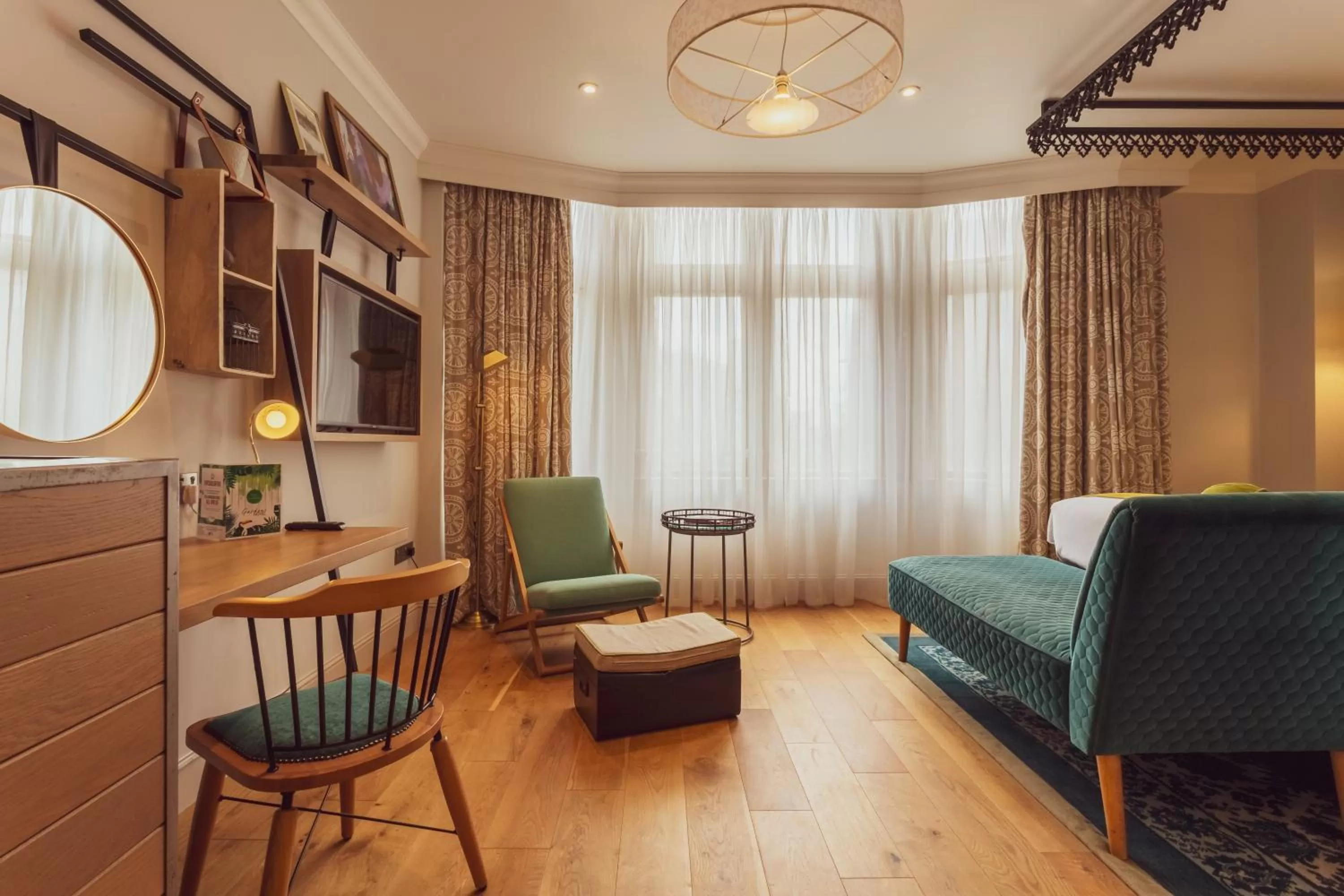 Seating area, Bed in The Gardens Hotel