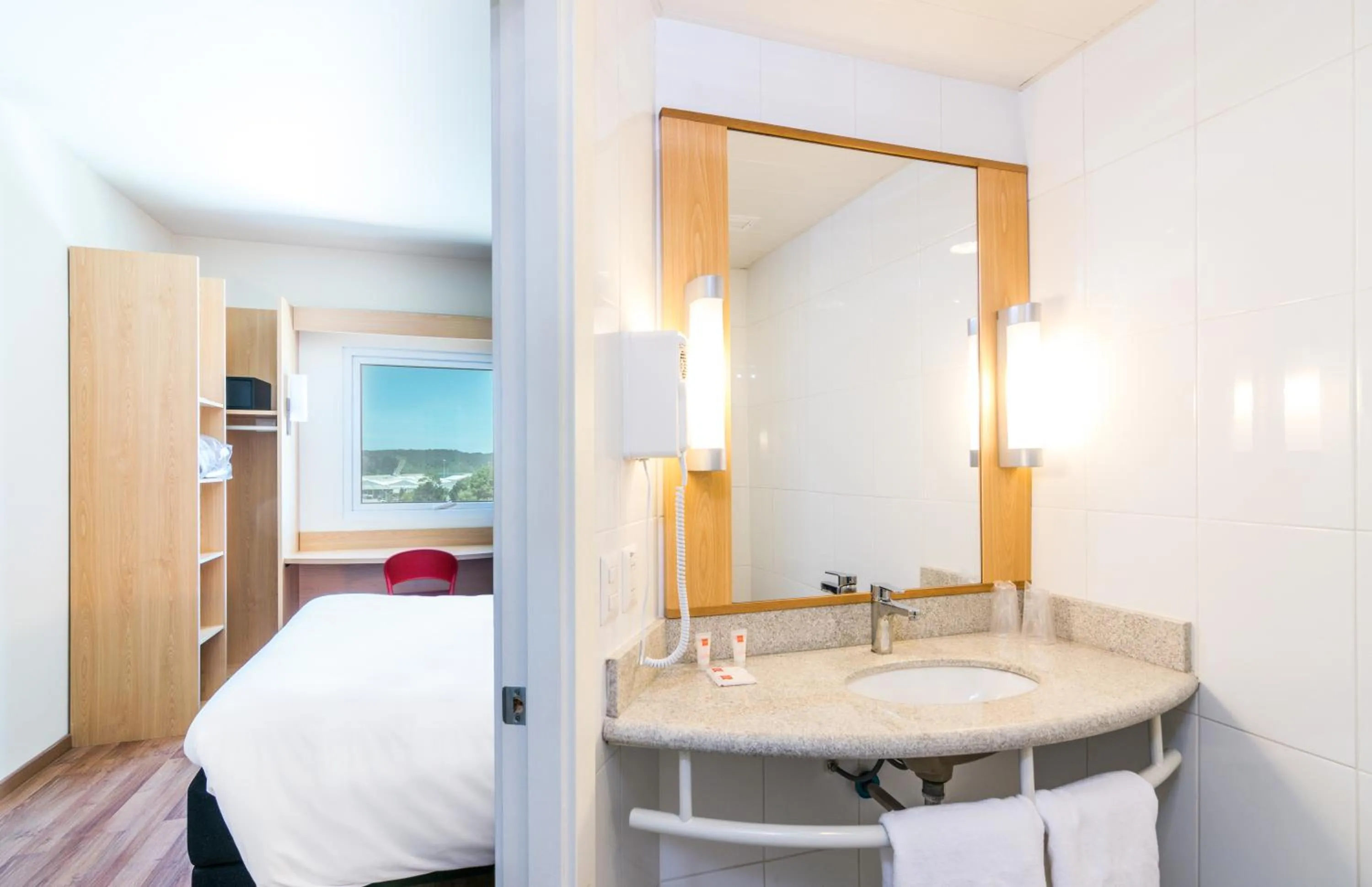 Bathroom, Bed in ibis Puerto Montt