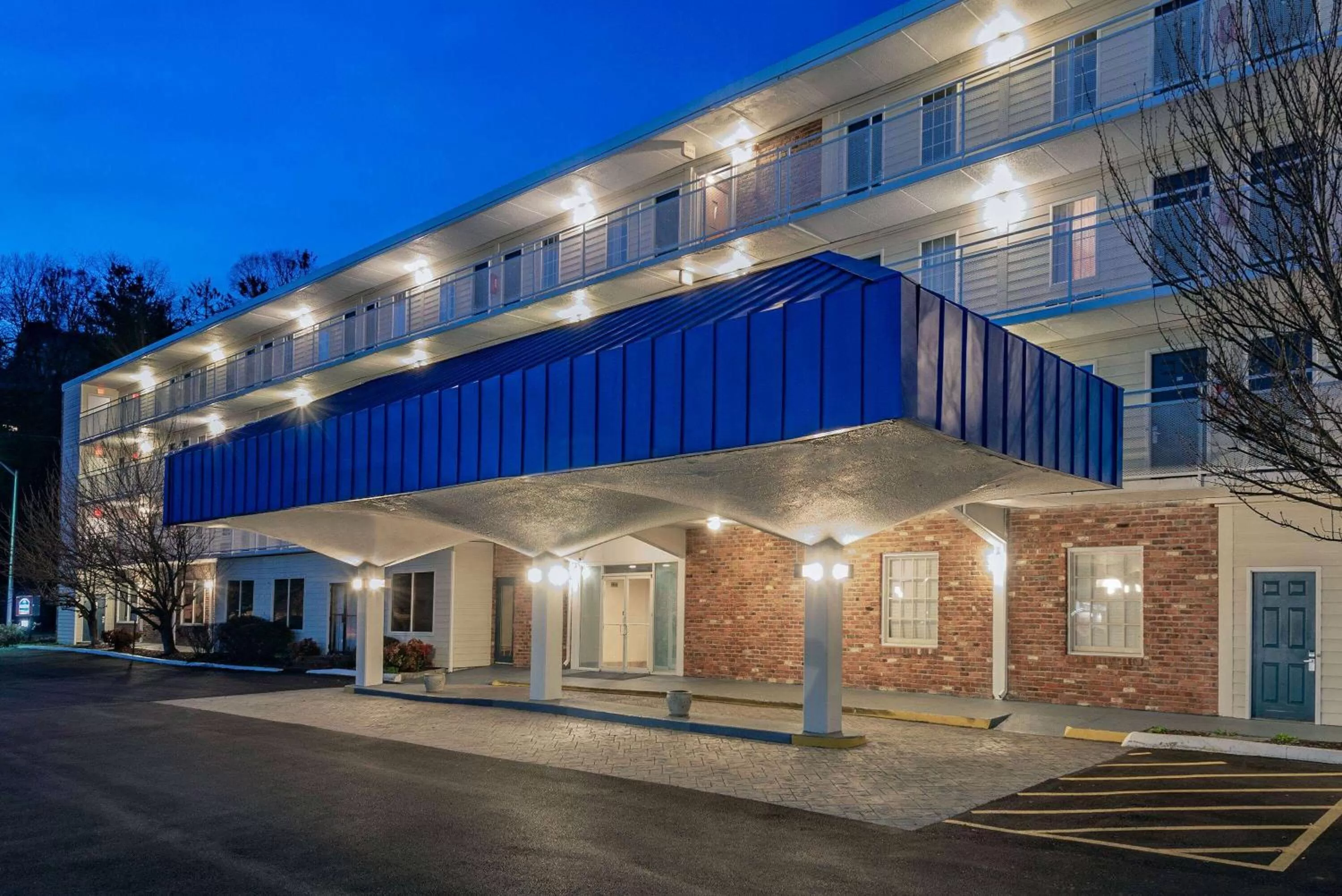 Property building in Howard Johnson by Wyndham Staunton