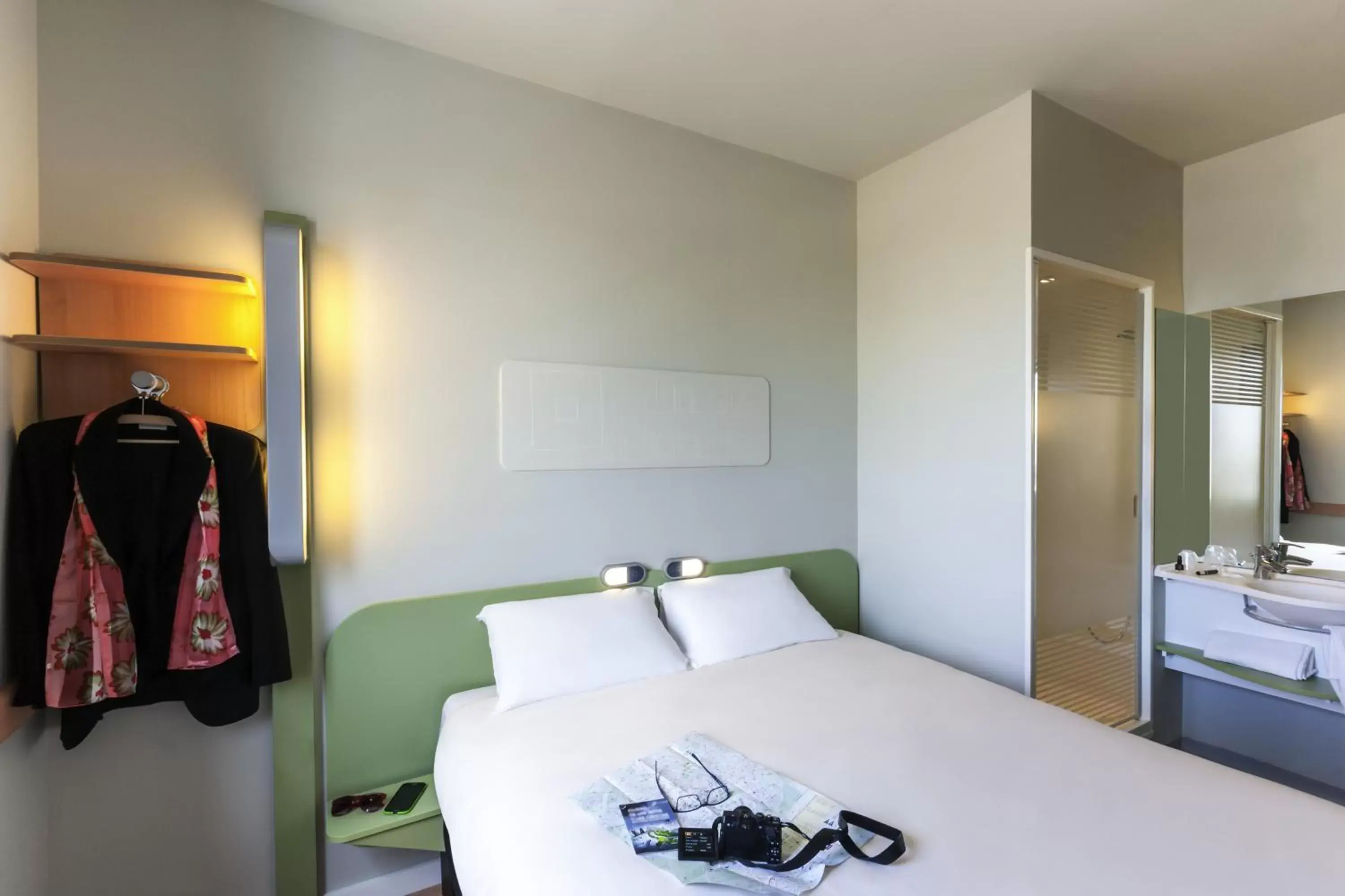 Photo of the whole room, Bed in ibis budget Bordeaux Centre Bastide