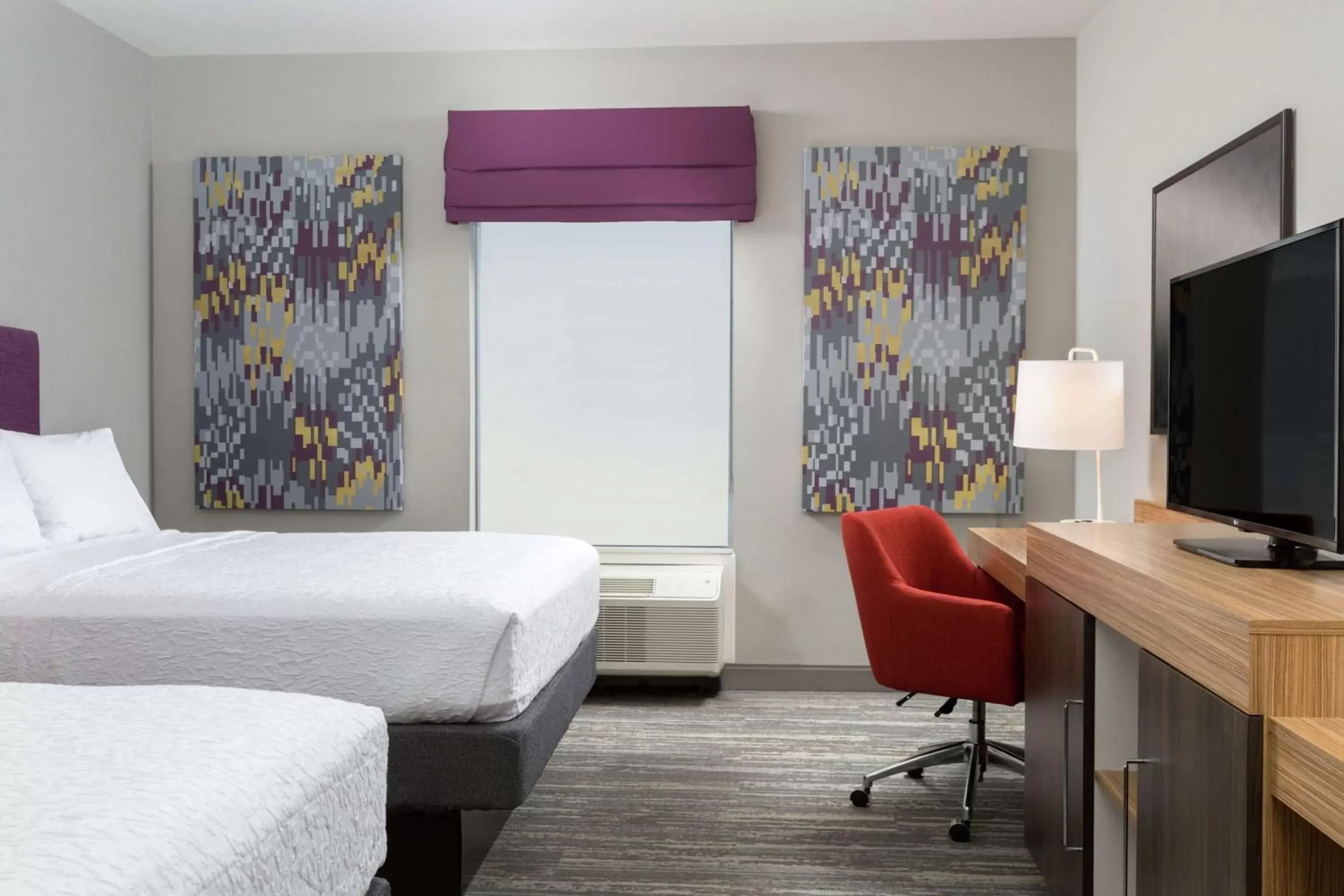 Bedroom, TV/Entertainment Center in Hampton Inn & Suites Reno/Sparks