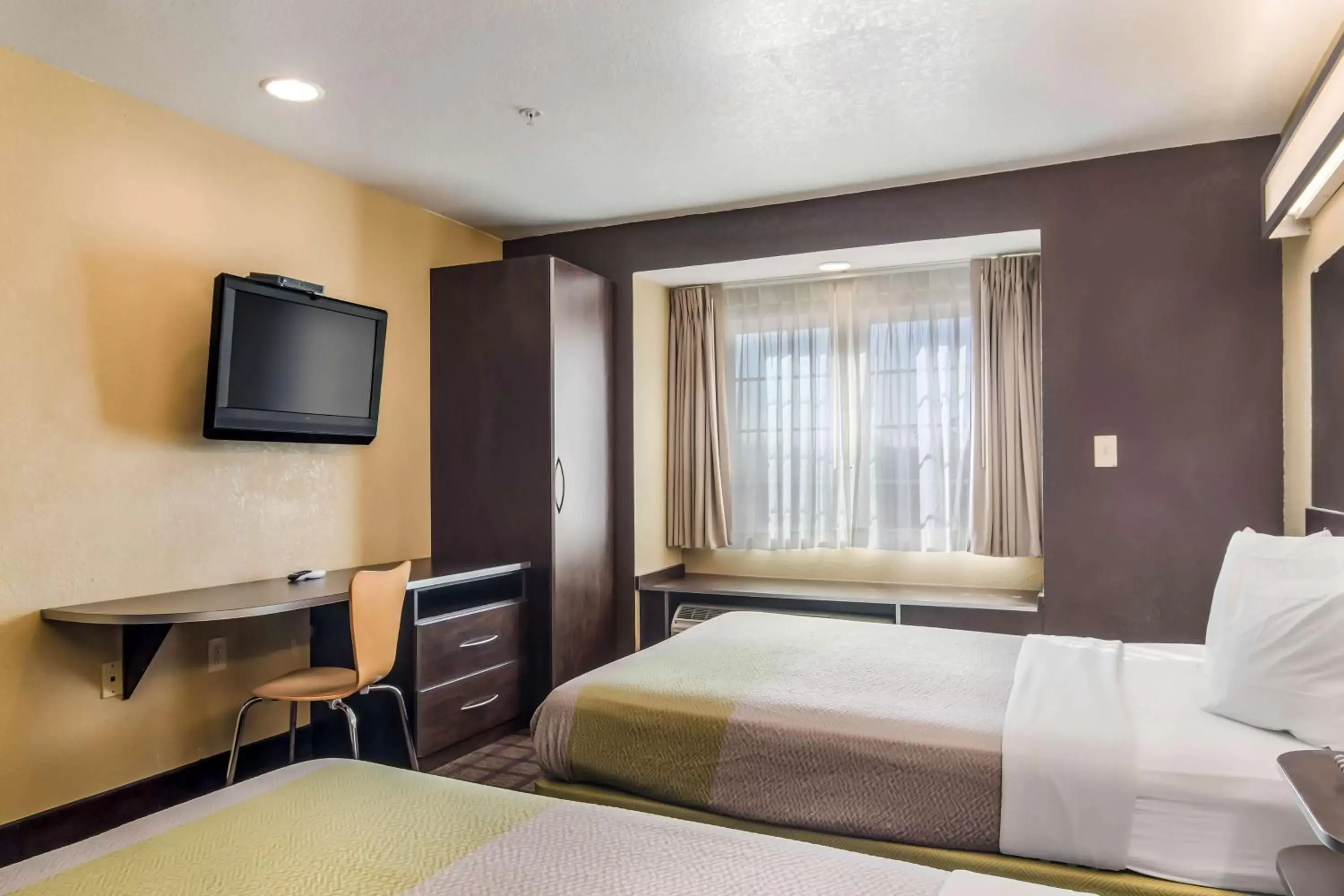 Bedroom, Bed in Motel 6-Canton, GA