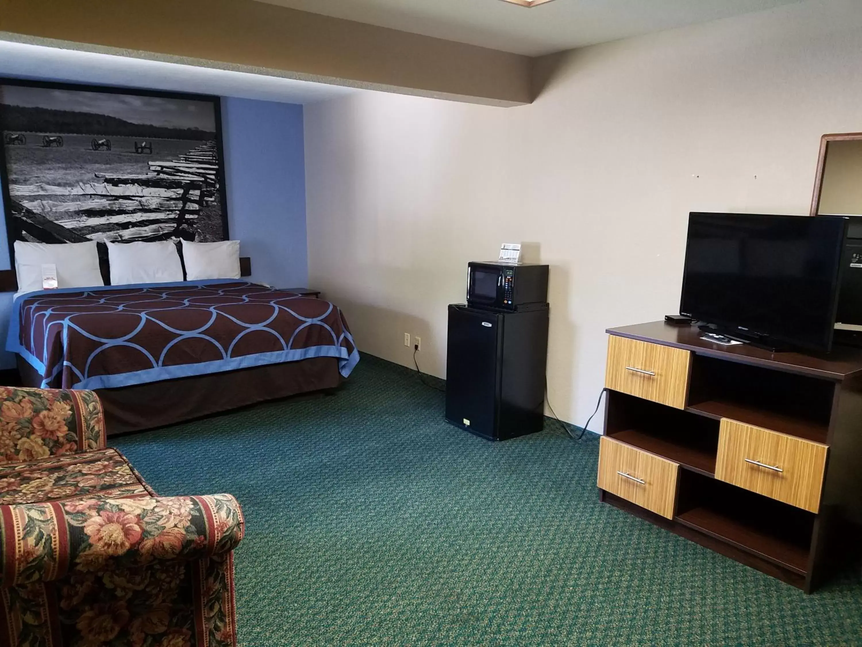 TV and multimedia, Bed in Super 8 by Wyndham Bentonville