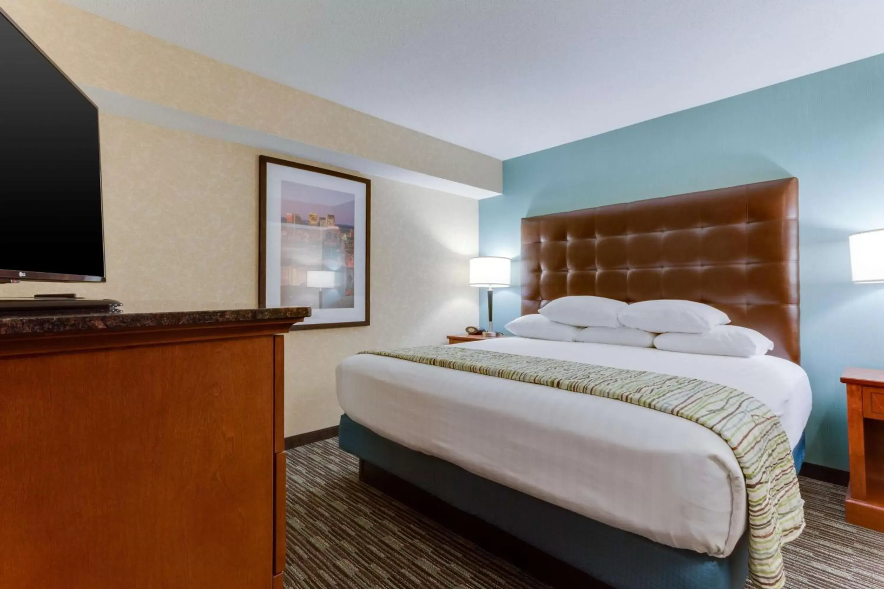 Photo of the whole room, Bed in Drury Inn & Suites Birmingham Grandview