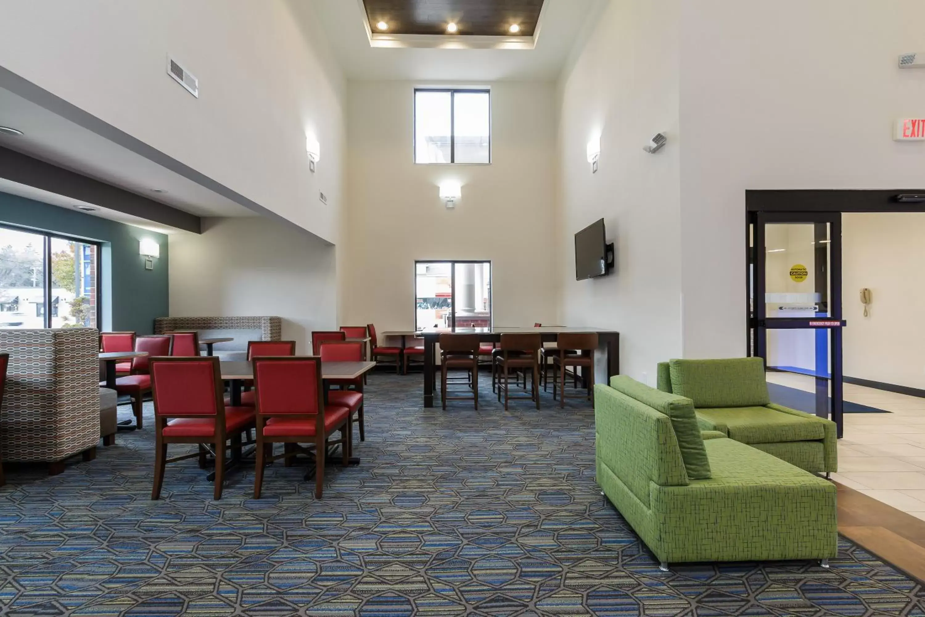 Lobby or reception, Restaurant/Places to Eat in Holiday Inn Express & Suites - South Bend - Notre Dame Univ.