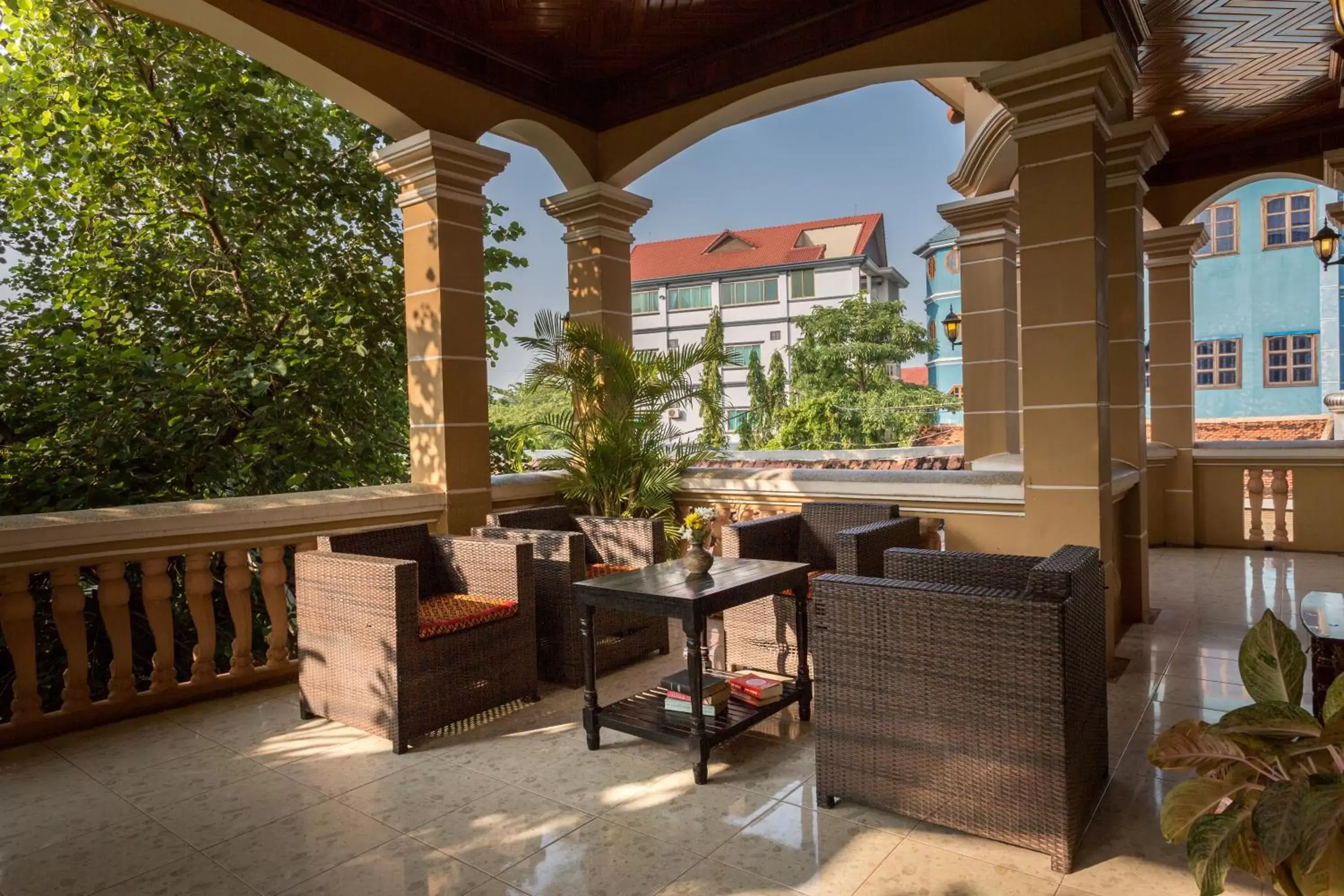 Communal lounge/ TV room in Le Tigre Hotel