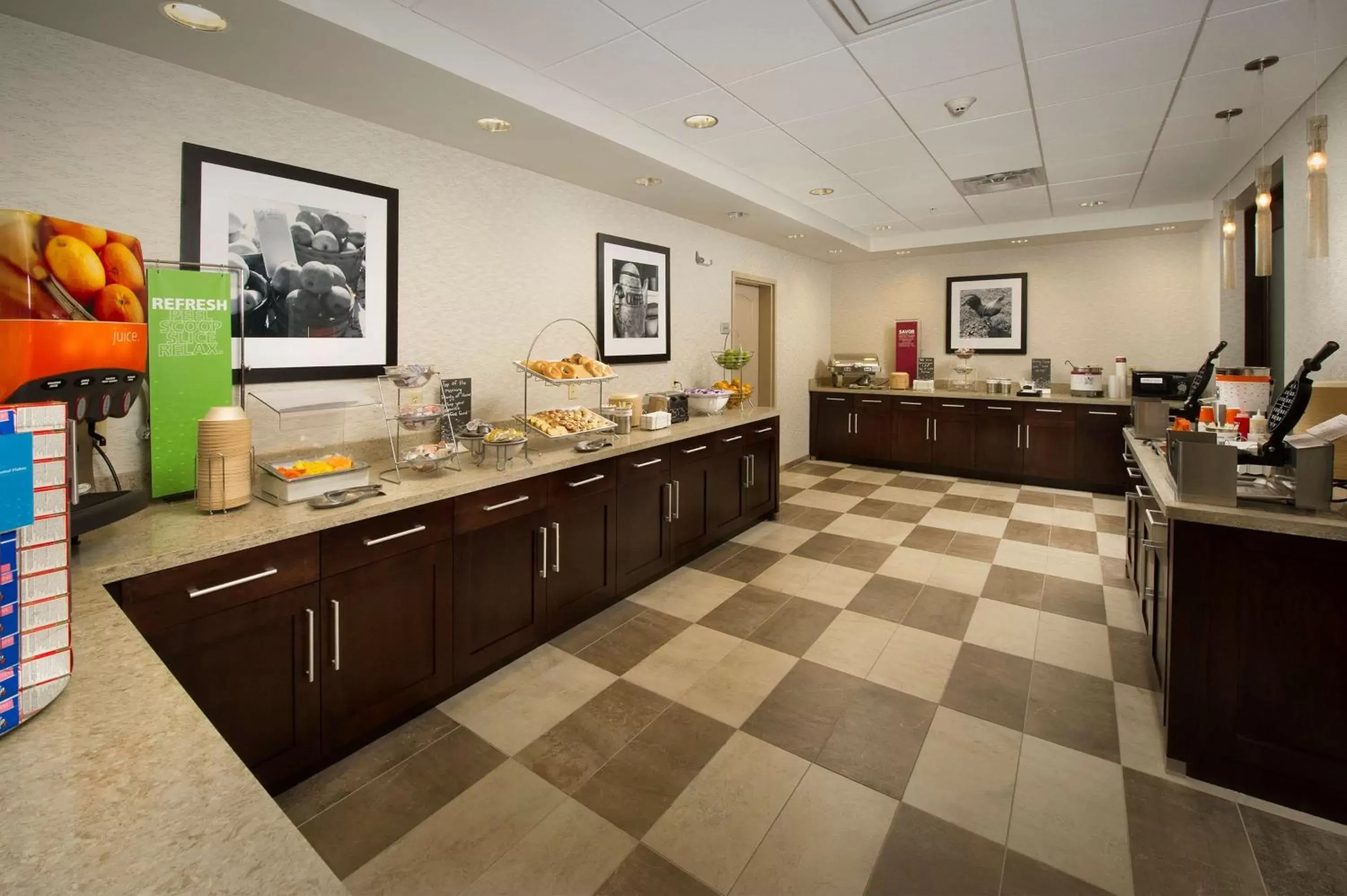 Breakfast, Kitchen/Kitchenette in Hampton Inn & Suites Syracuse/Carrier Circle