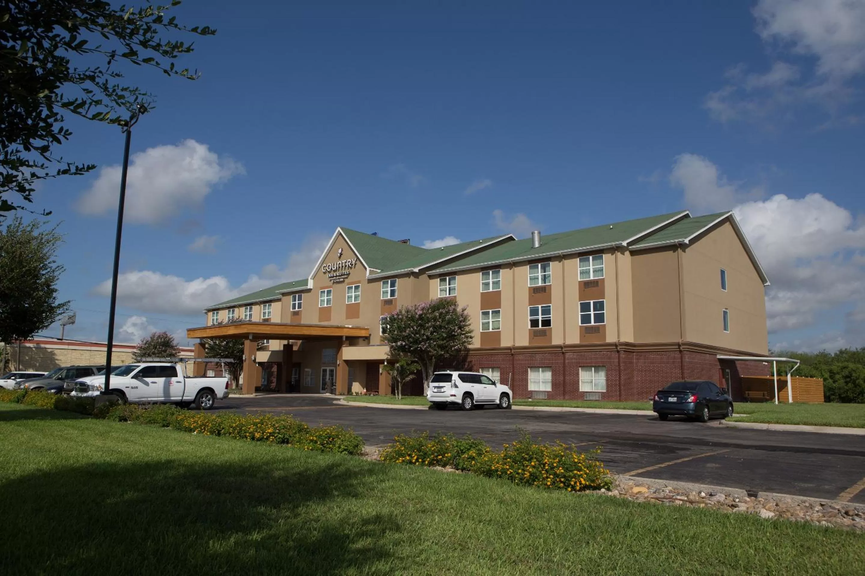 Facade/entrance in Country Inn & Suites by Radisson, Harlingen, TX