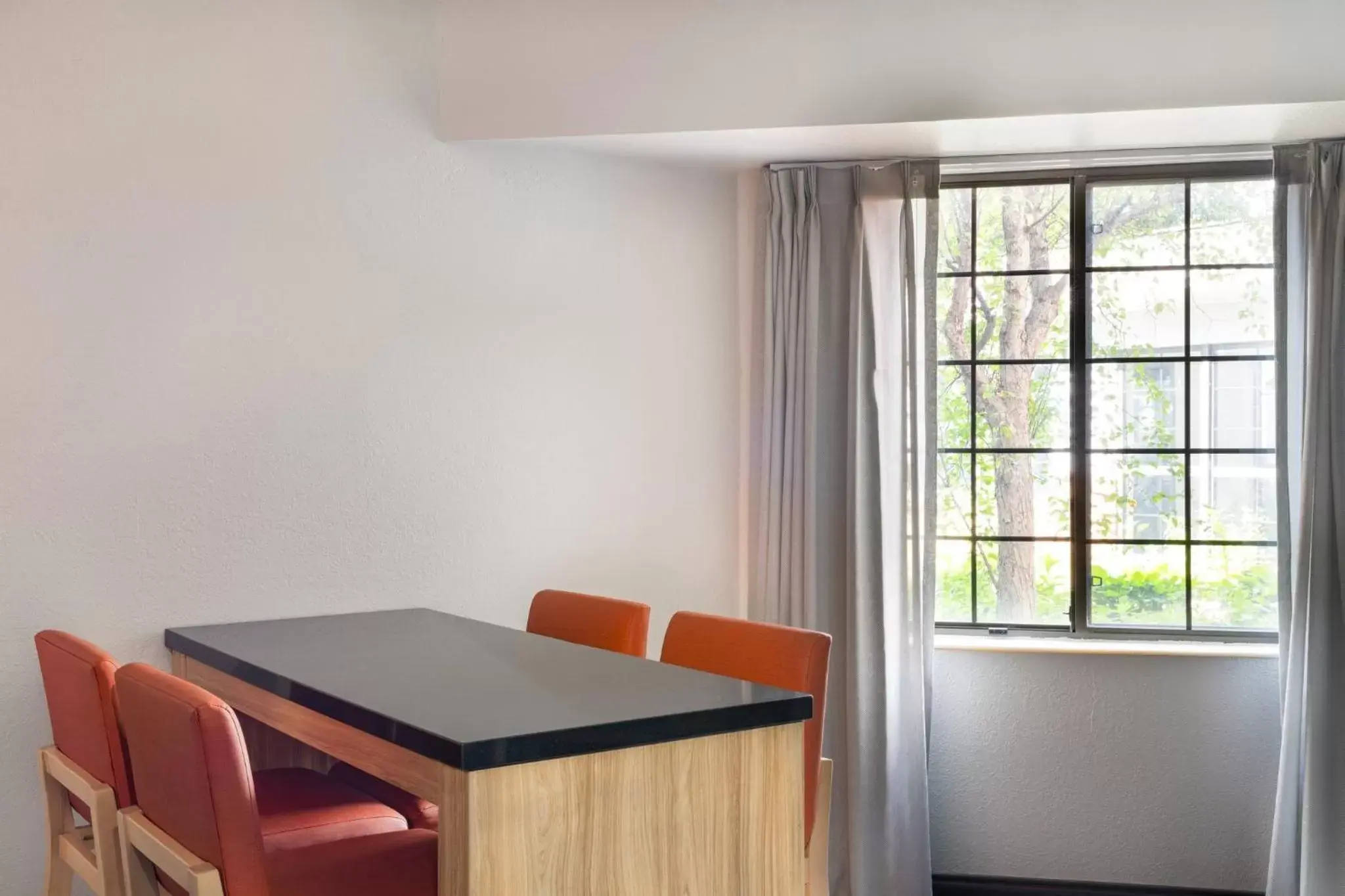 Photo of the whole room, Dining Area in Candlewood Suites Eagan - Mall of America Area, an IHG Hotel