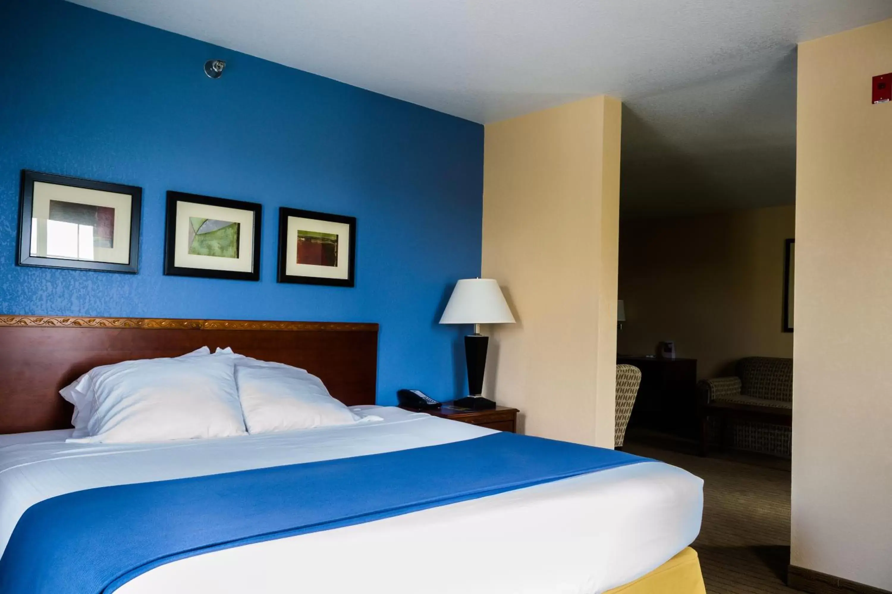 Bed in Holiday Inn Express Hotel & Suites Acme-Traverse City, an IHG Hotel