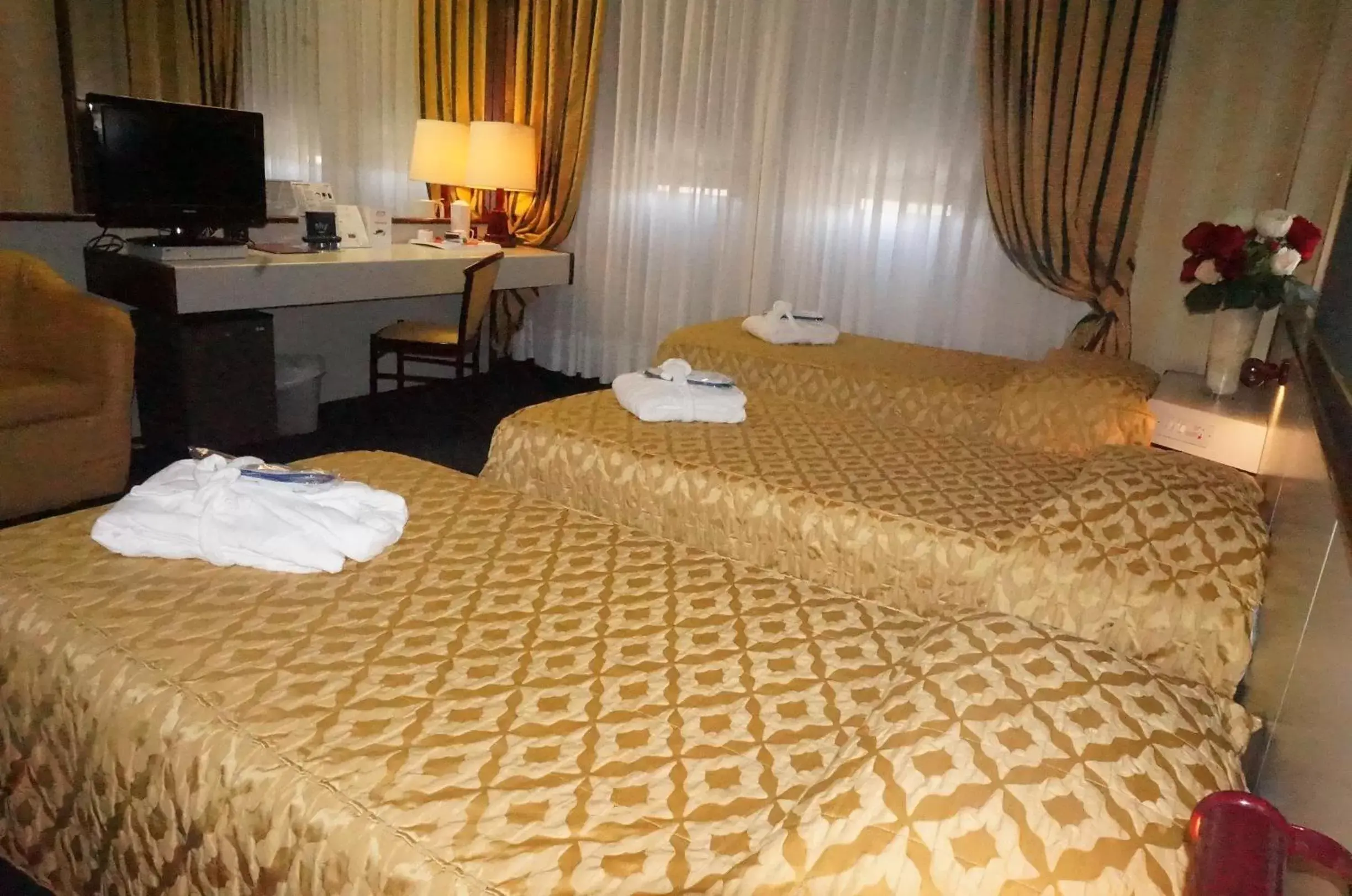 Photo of the whole room, Bed in Hotel Maxim