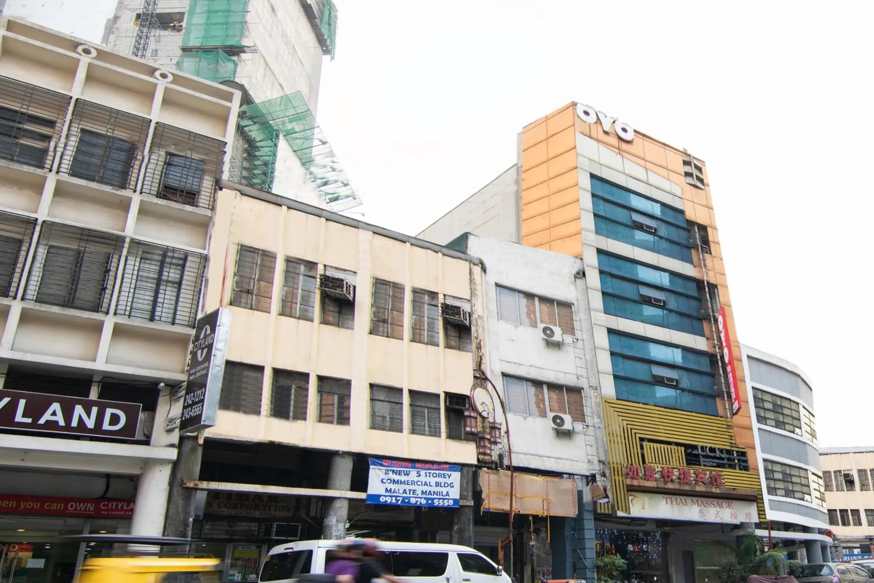 Property Building in OYO 416 Lucky Hotel