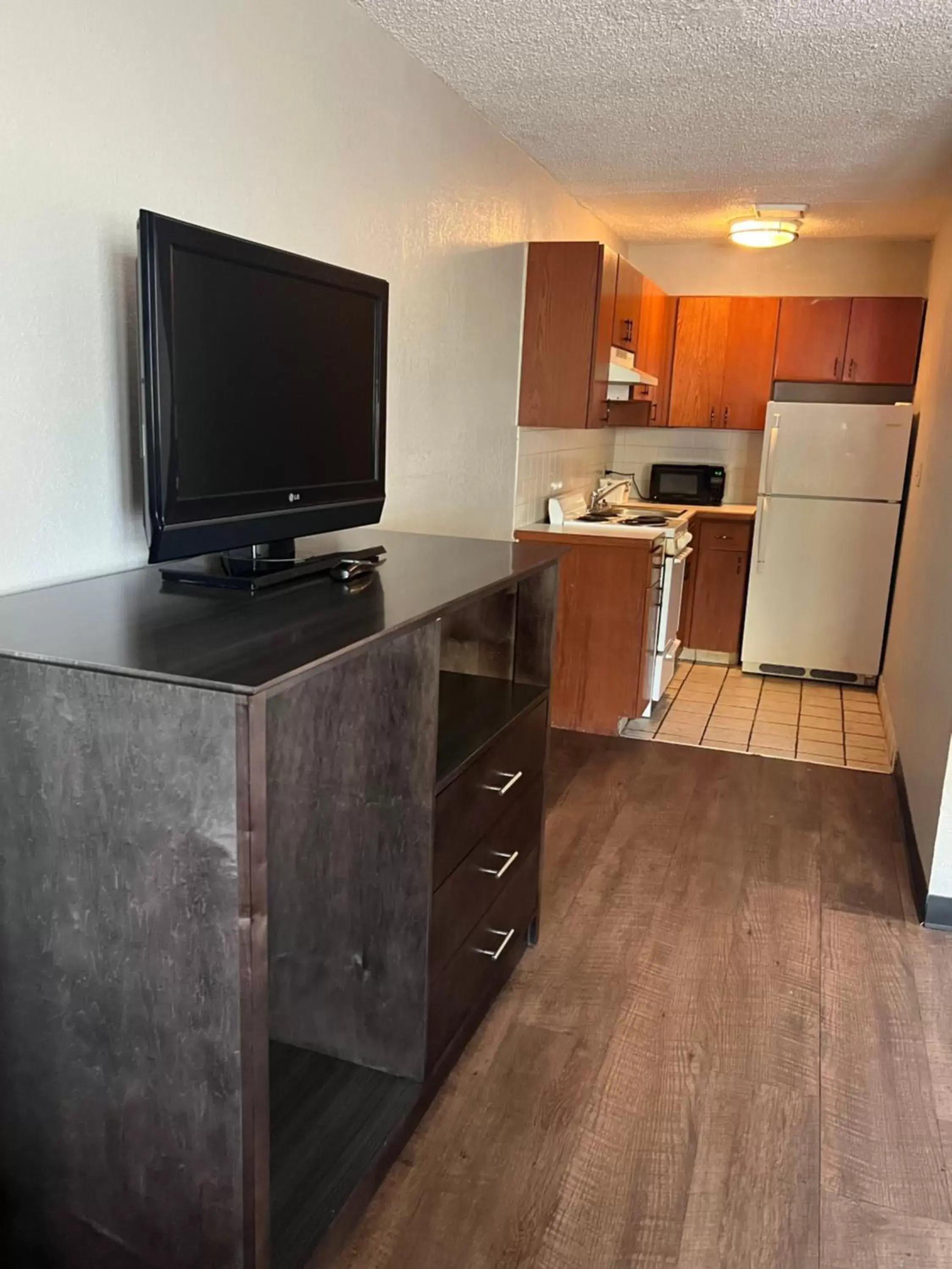 Communal lounge/ TV room, TV/Entertainment Center in Days Inn & Suites by Wyndham Monroe