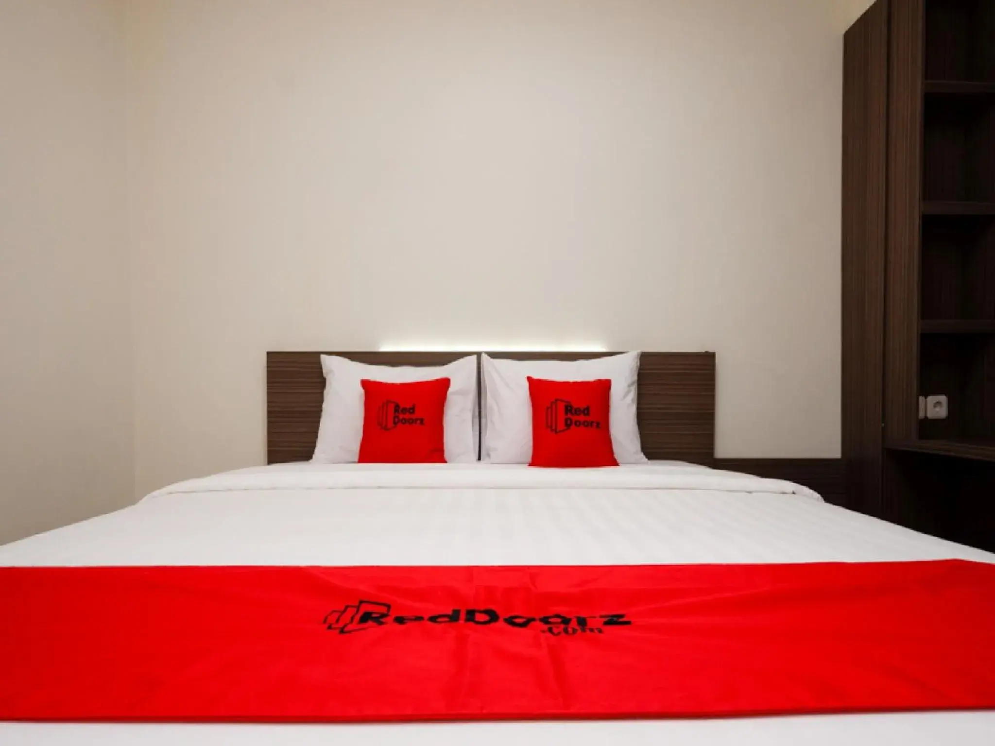 Bedroom, Bed in RedDoorz Plus near Paragon Mall Semarang Bedroom, Bed in RedDoorz Plus near Paragon Mall Semarang