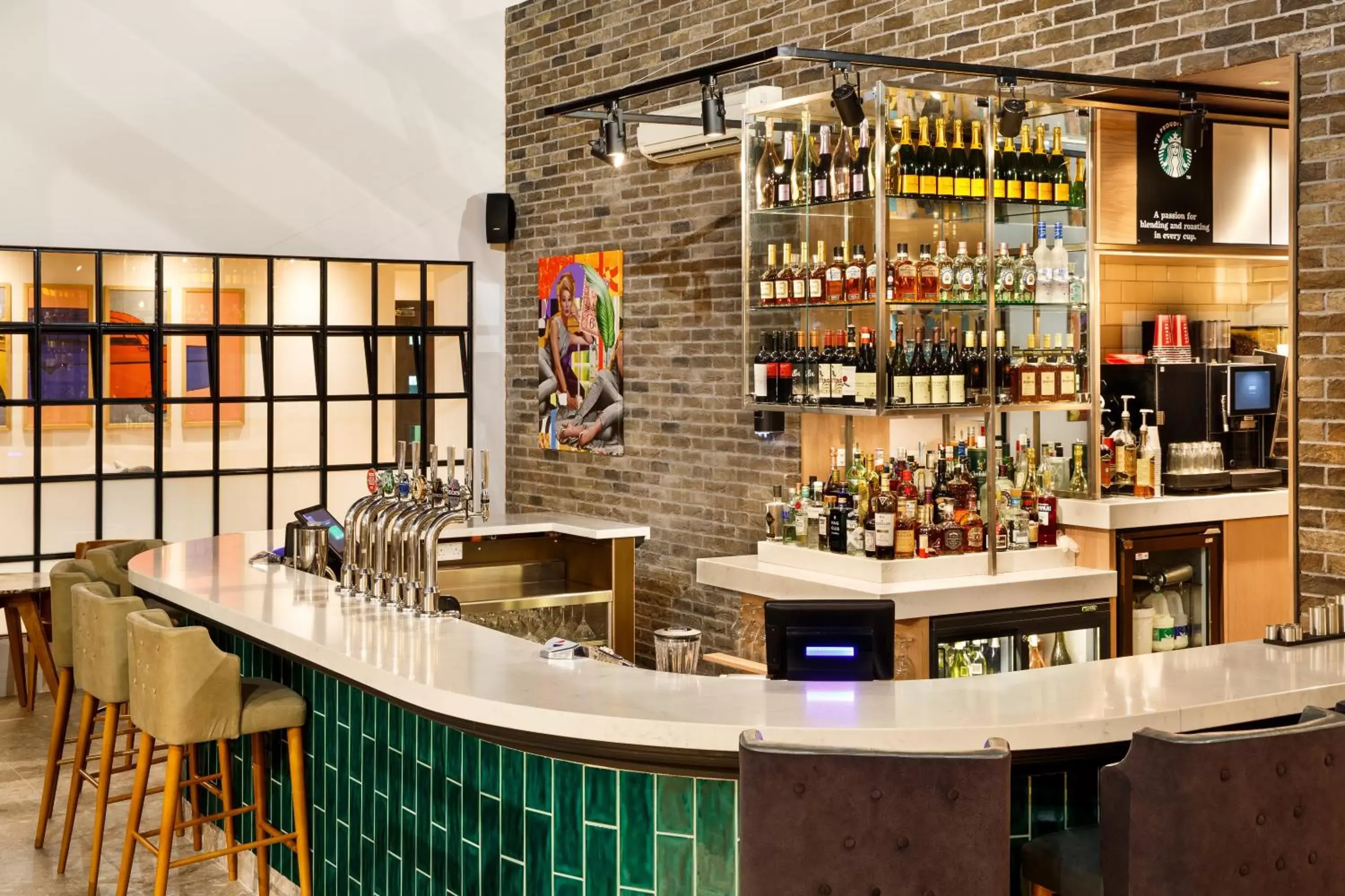 Lounge or bar, Lounge/Bar in Holiday Inn Brentwood, an IHG Hotel