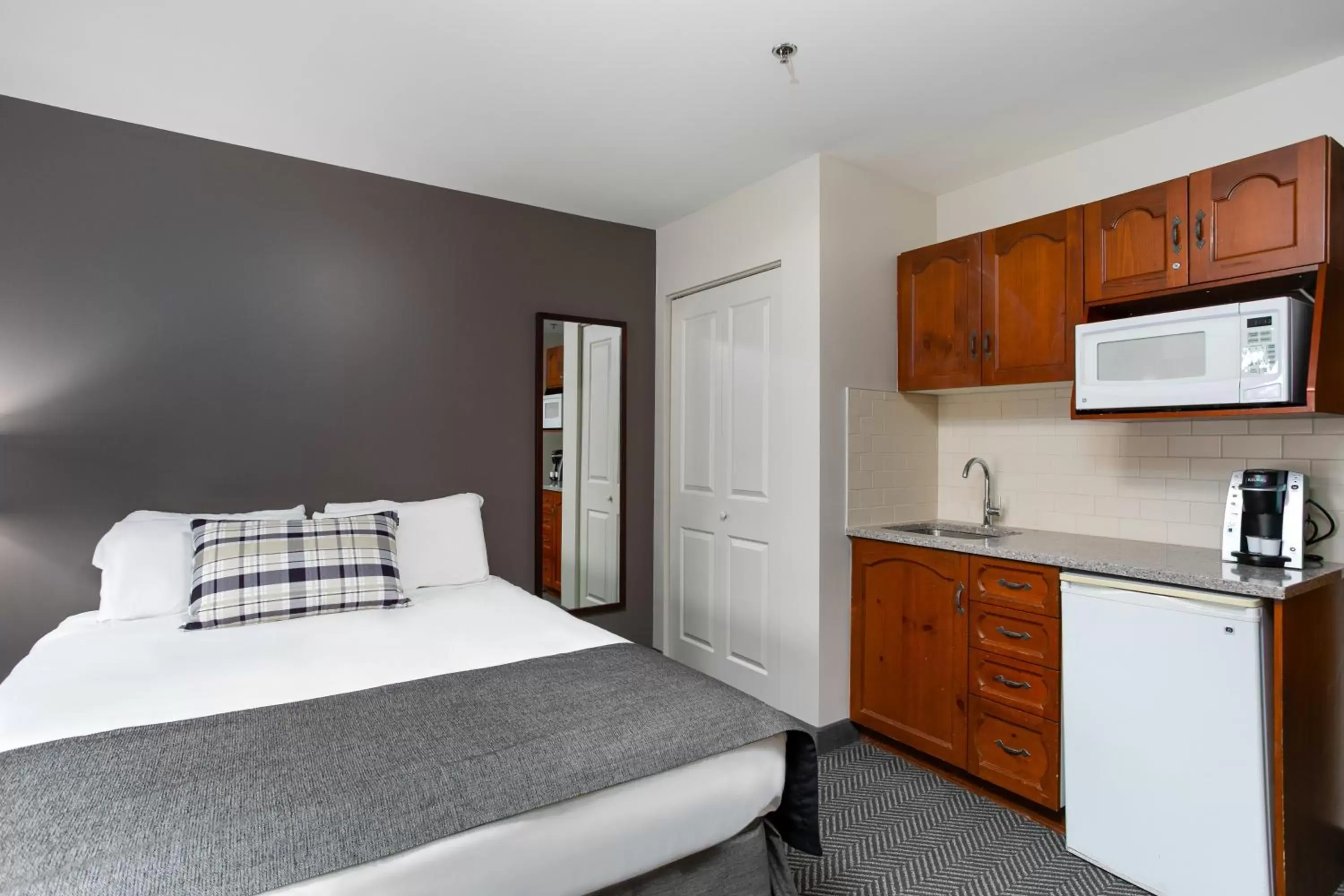 Kitchen or kitchenette, Bed in Tour des Voyageurs Kitchen or kitchenette, Bed in Tour des Voyageurs