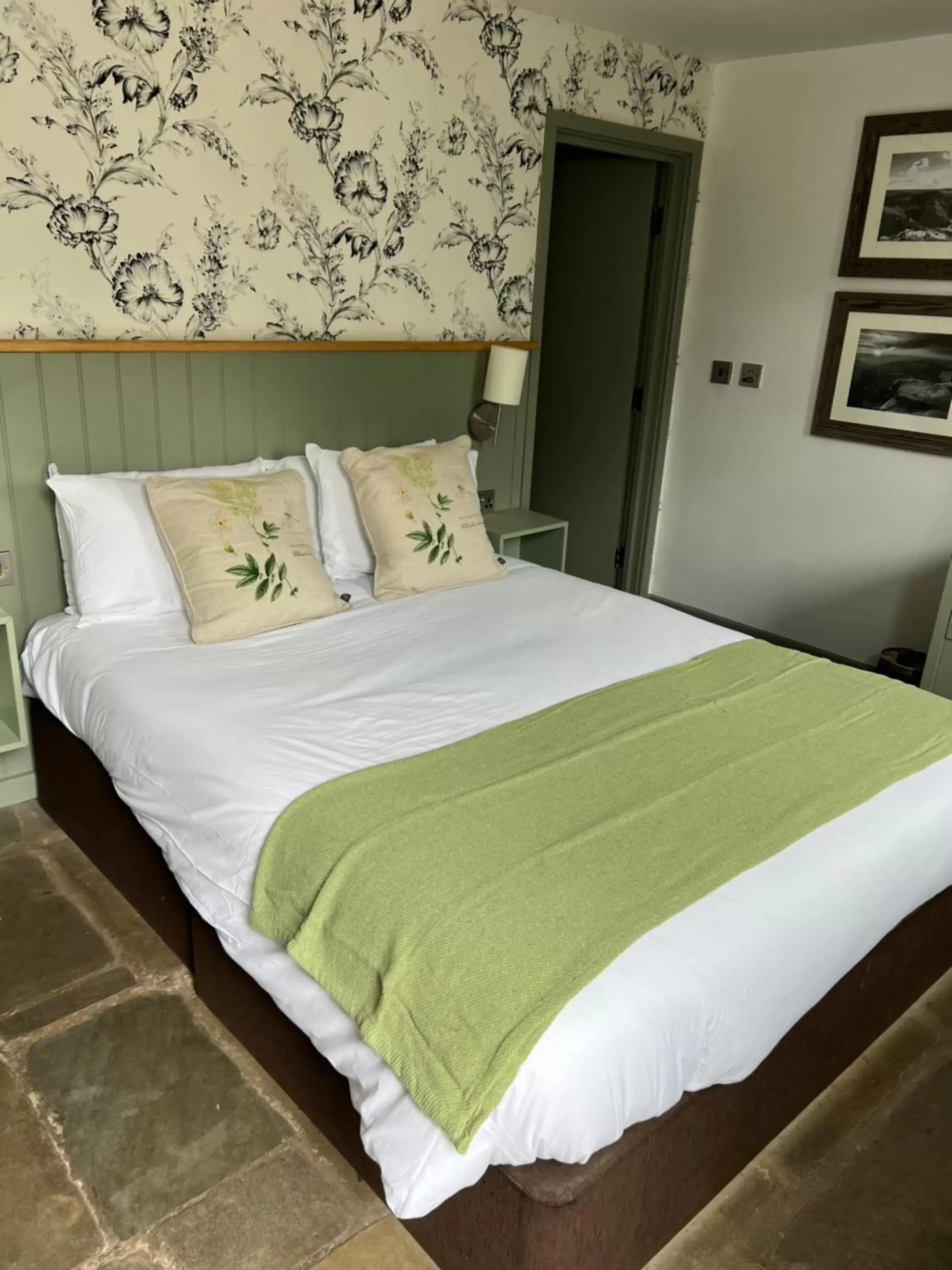 Bedroom, Bed in Castle Inn by Greene King Inns