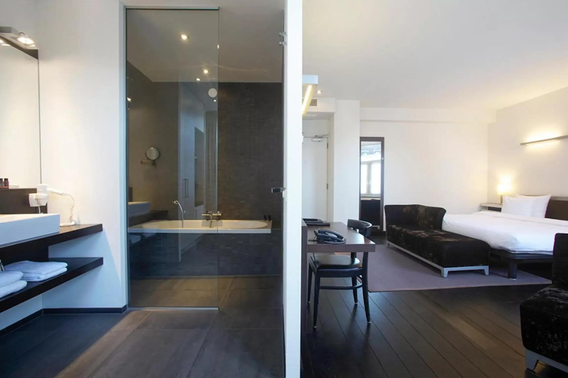 Photo of the whole room, Bathroom in BEAUMONT Maastricht