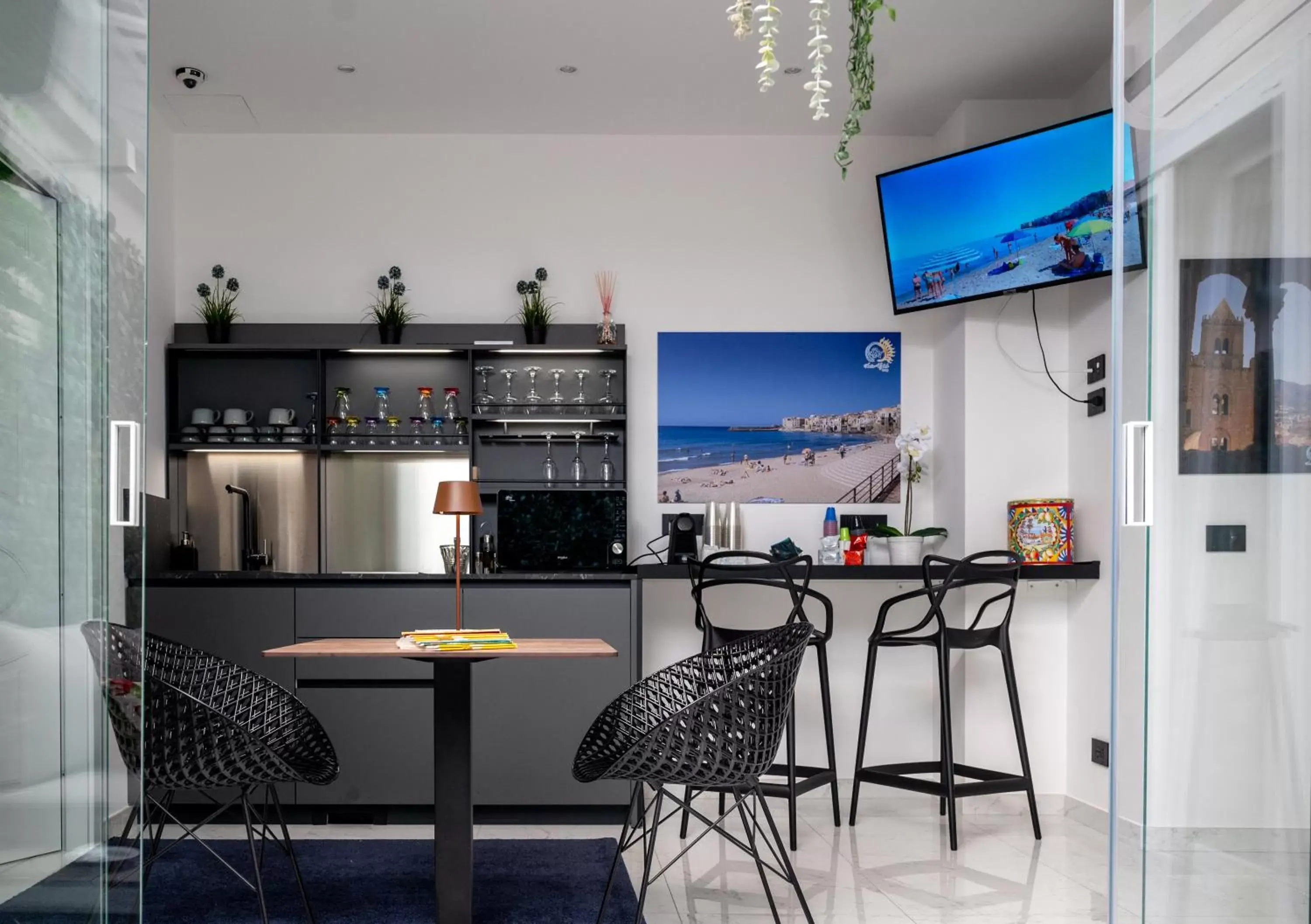 Communal kitchen, TV/Entertainment Center in BM SUITES CEFALU