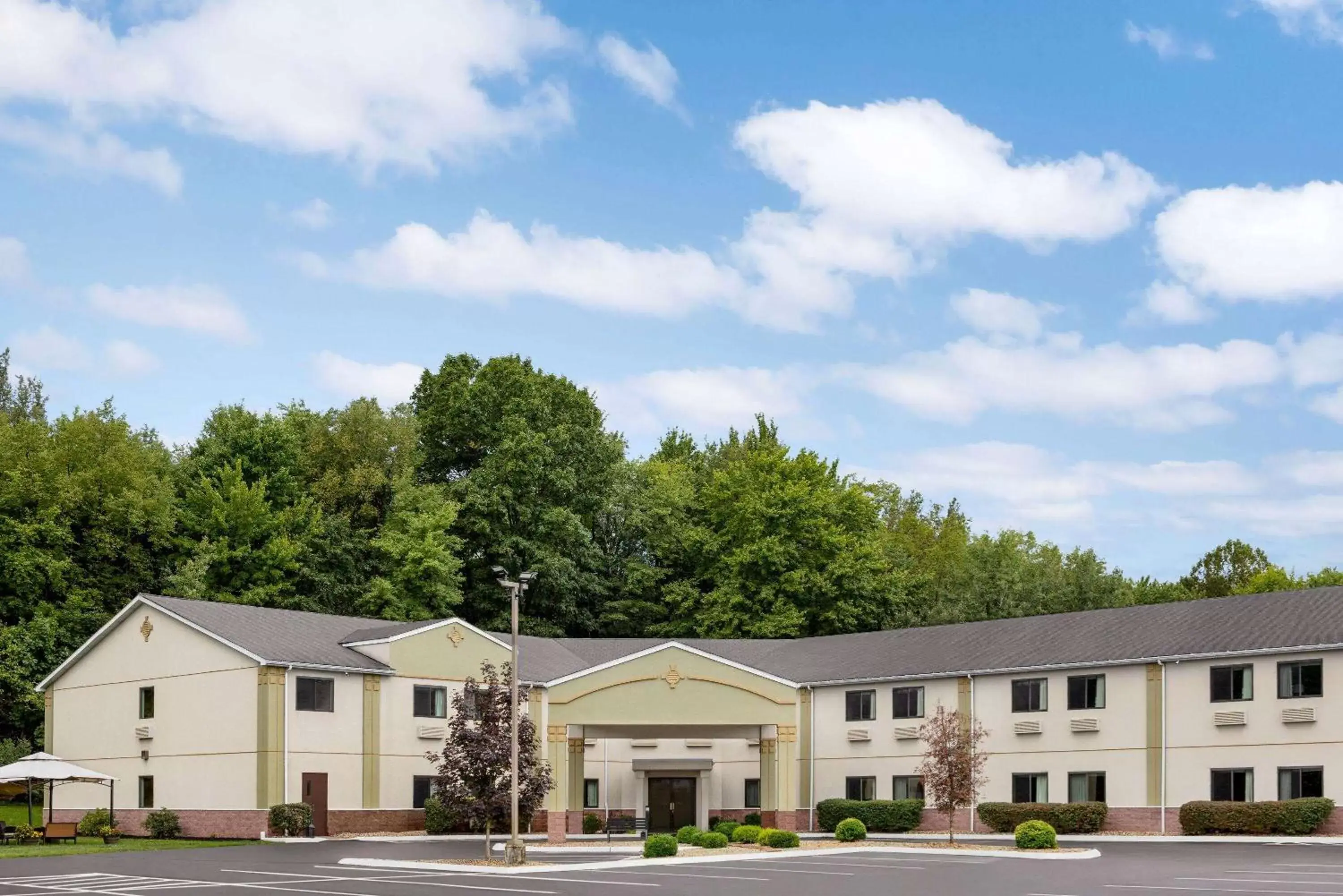 Property building in Super 8 by Wyndham Grove City Property building in Super 8 by Wyndham Grove City