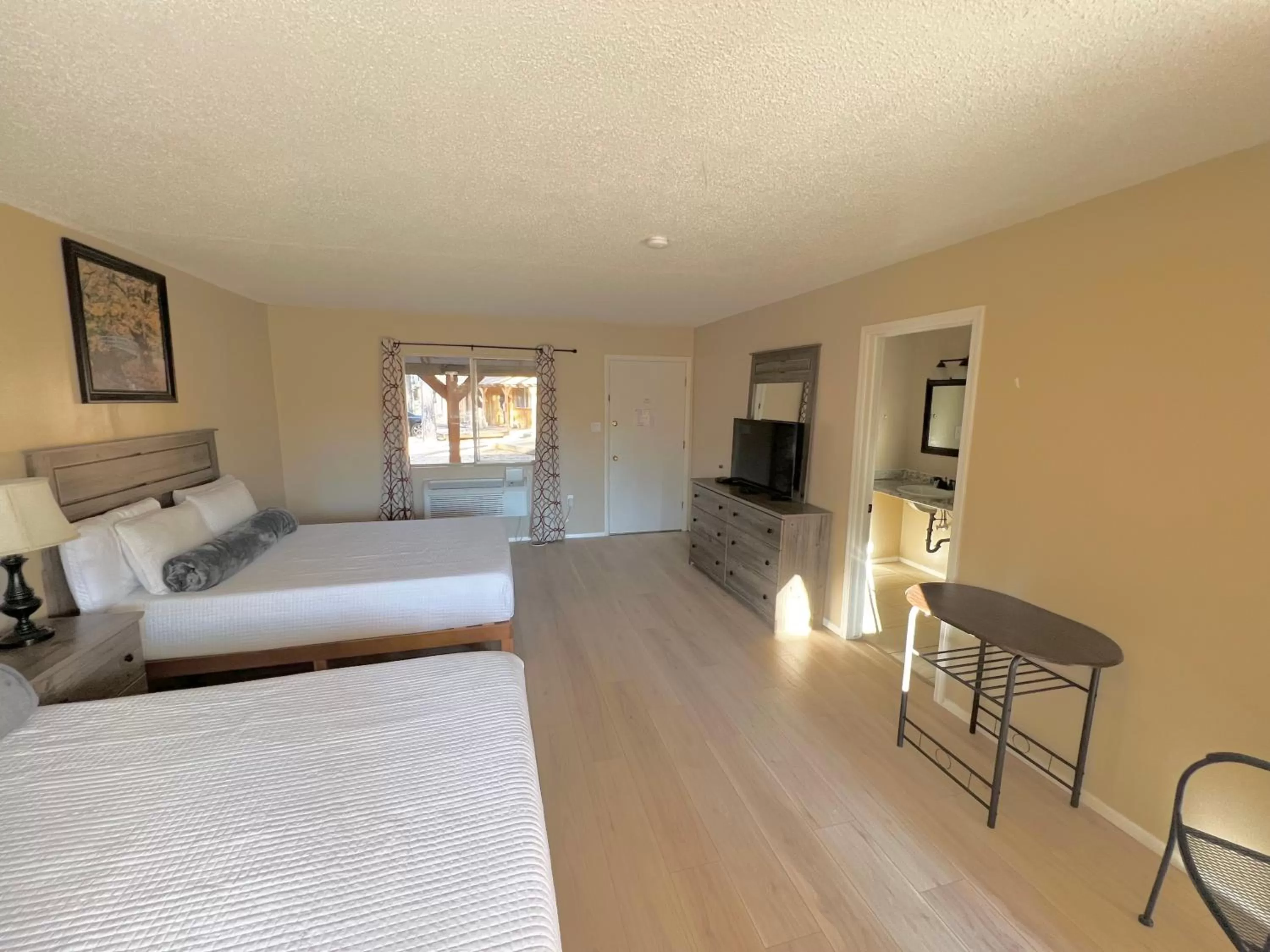 Budget Double Room in TimberLodge Inn