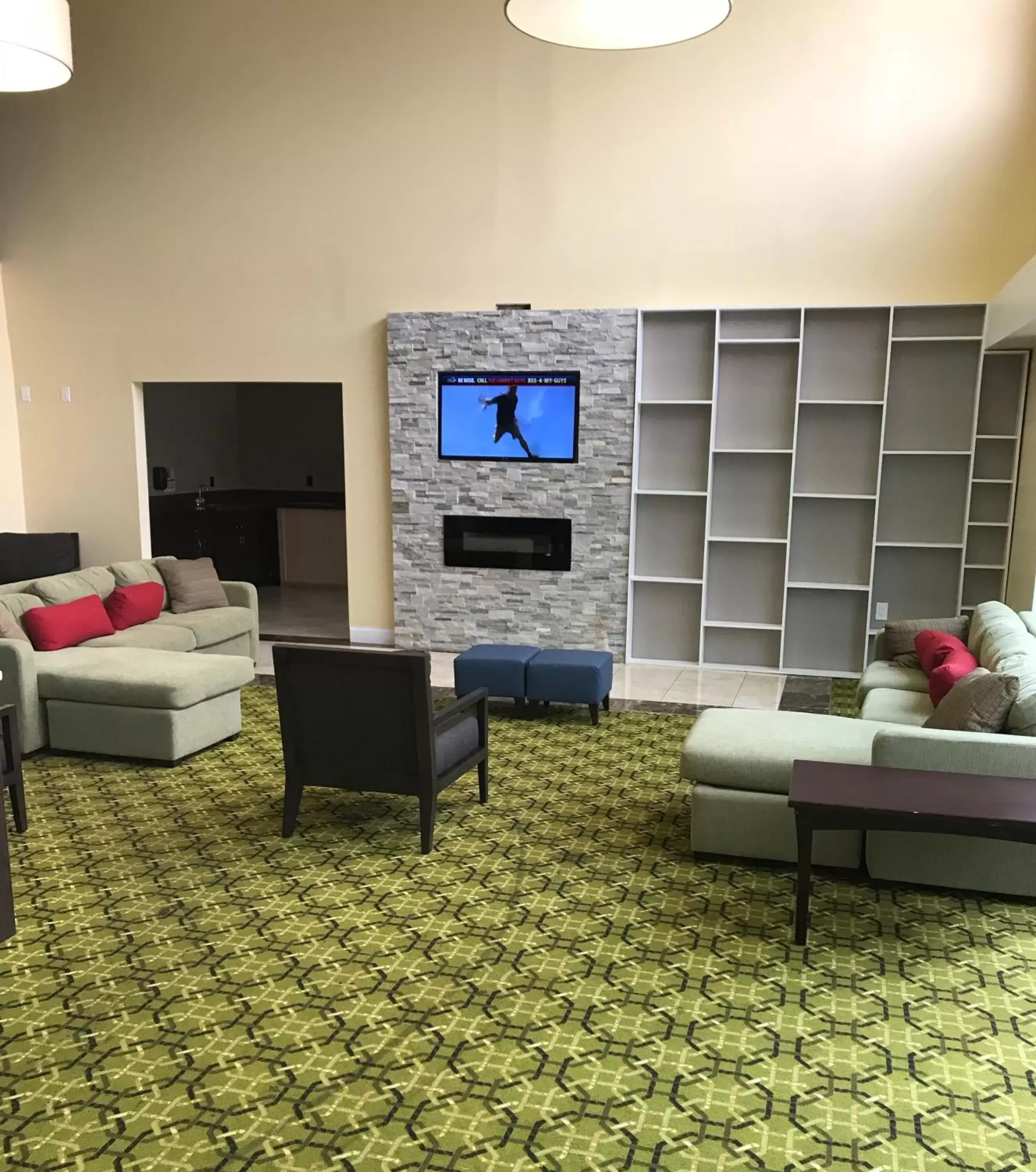 Lobby or reception, TV/Entertainment Center in Days Inn & Suites by Wyndham Rochester Hills MI