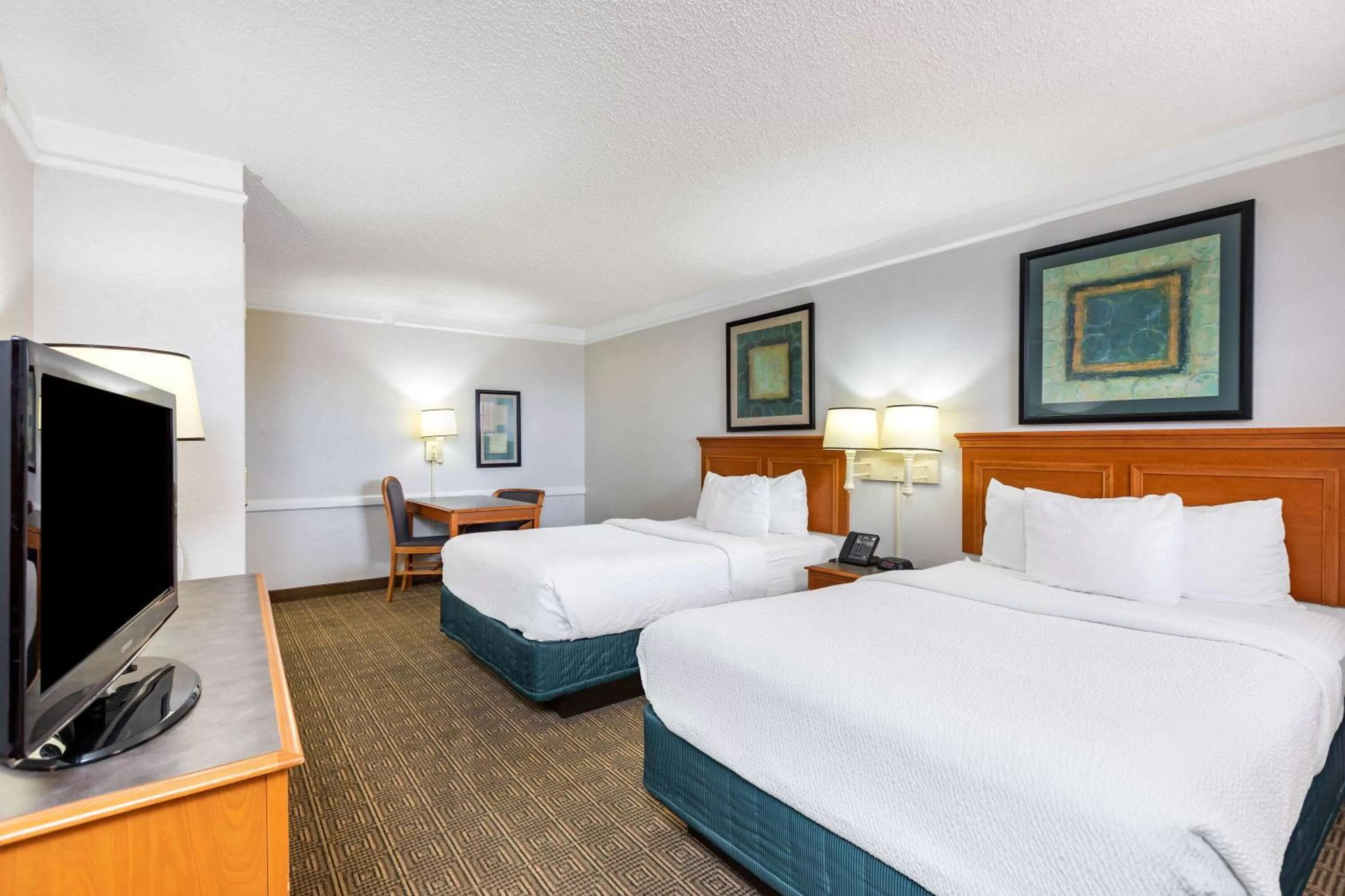 Photo of the whole room, Bed in La Quinta Inn by Wyndham El Paso West
