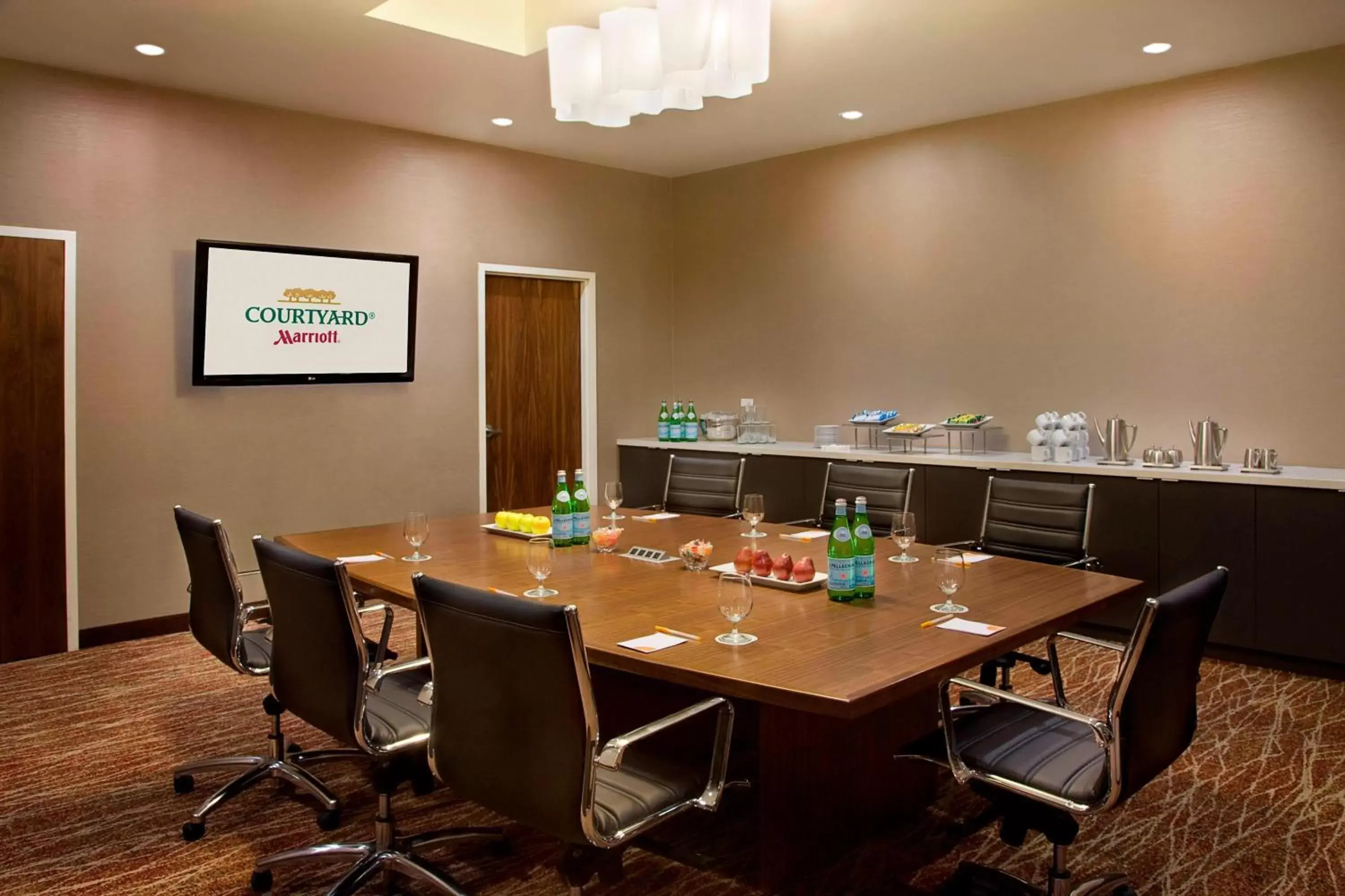 Meeting/conference room in Courtyard by Marriott Calgary Airport