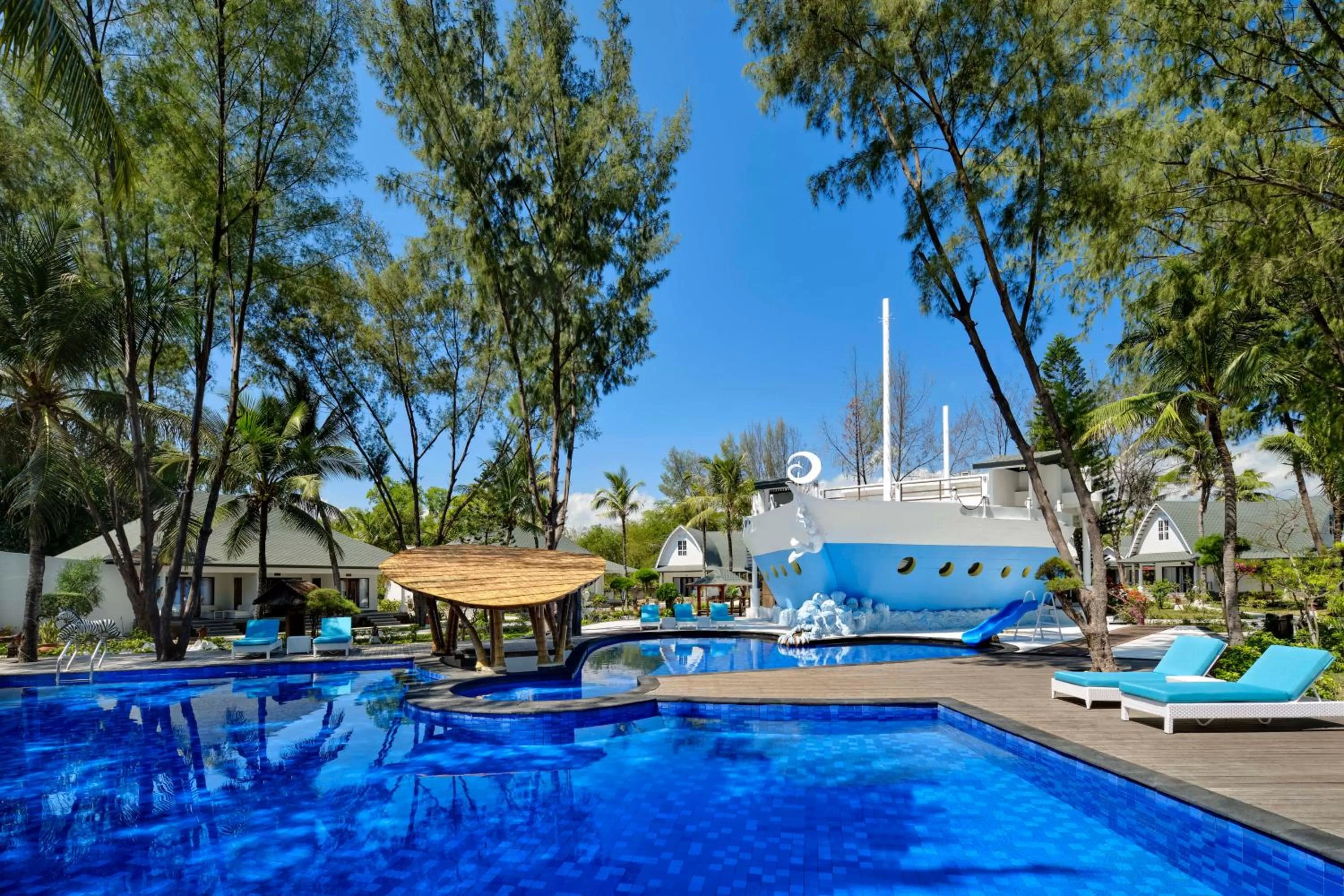 Swimming pool in Jambuluwuk Oceano Gili Trawangan